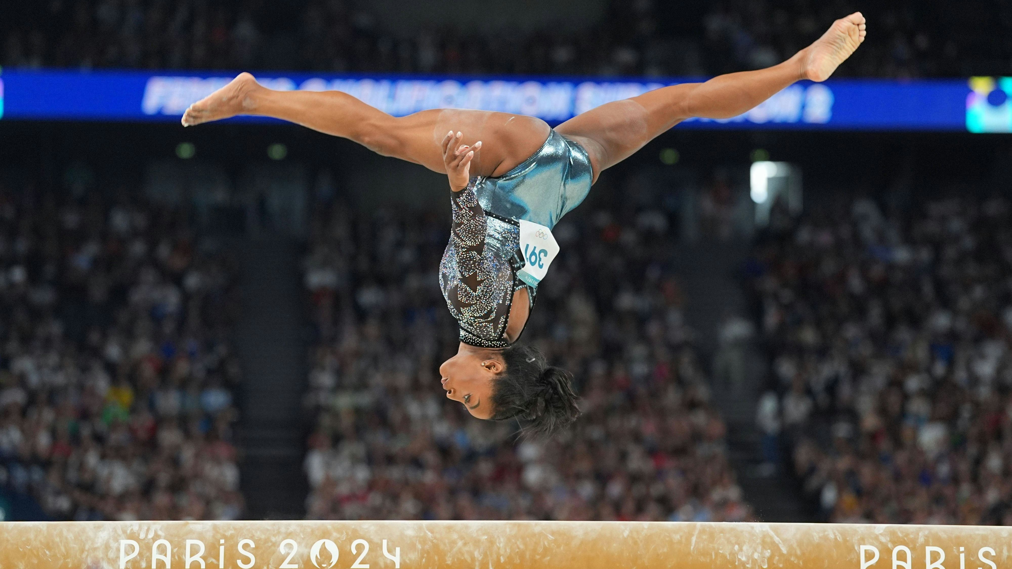 Qualification: Artistic gymnastics - Paris 2024 - Team tournament July 28 2024: Simone Biles United States of America competes during the balance beam at Bercy Arena, Paris, France. Ulrik Pedersen/CSM/Sipa USA. Credit Image: Ulrik Pedersen/Cal Media/Sipa USA Paris Bercy Arena France NOxUSExINxGERMANY PUBLICATIONxINxALGxARGxAUTxBRNxBRAxCANxCHIxCHNxCOLxECUxEGYxGRExINDxIRIxIRQxISRxJORxKUWxLIBxLBAxMLTxMEXxMARxOMAxPERxQATxKSAxSUIxSYRxTUNxTURxUAExUKxVENxYEMxONLY Copyright: xCalxSportxMediax Editorial use only