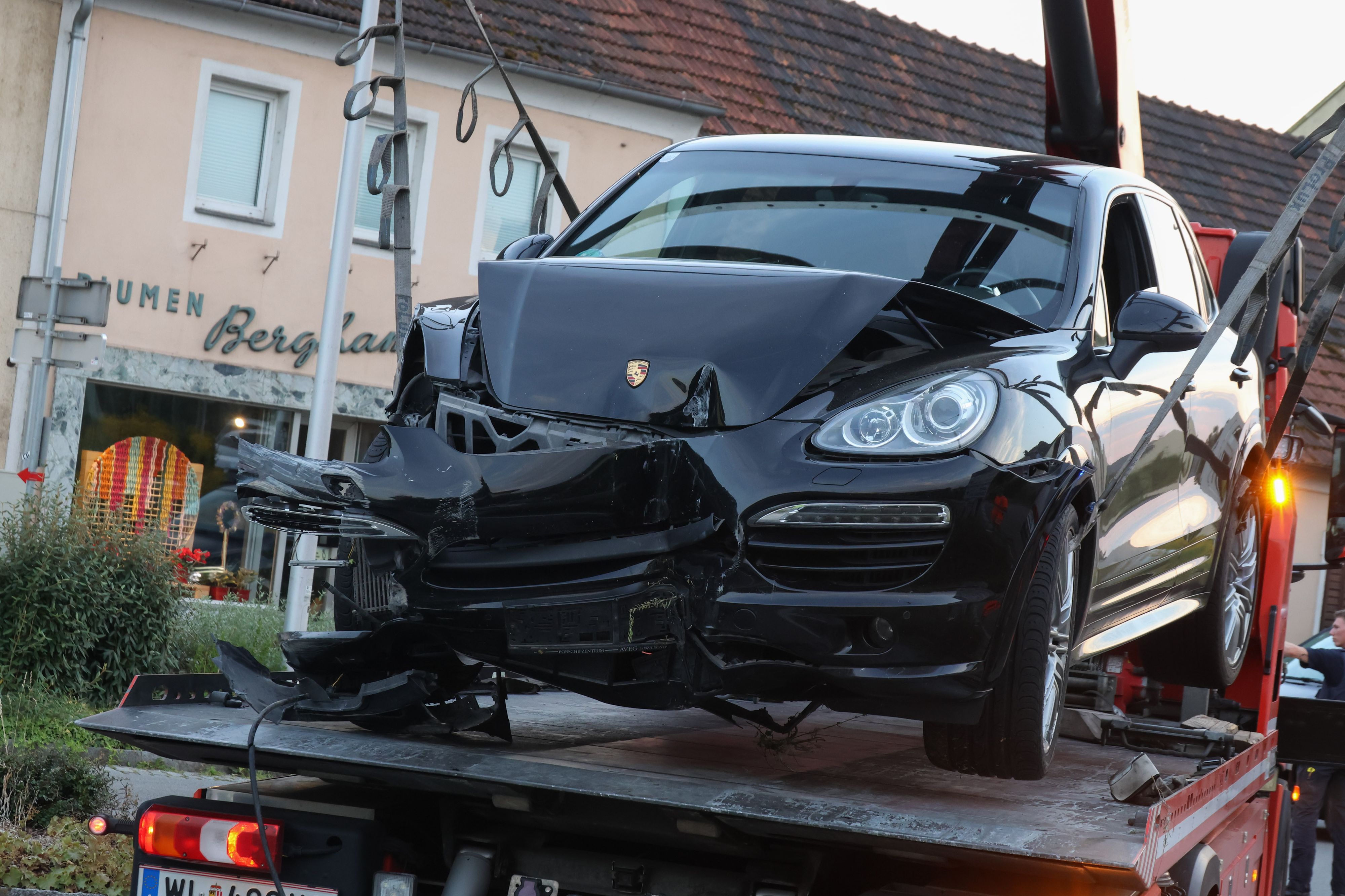 Der in Thalheim bei Wels geschrottete Porsche wurde geborgen und abgeschleppt.
