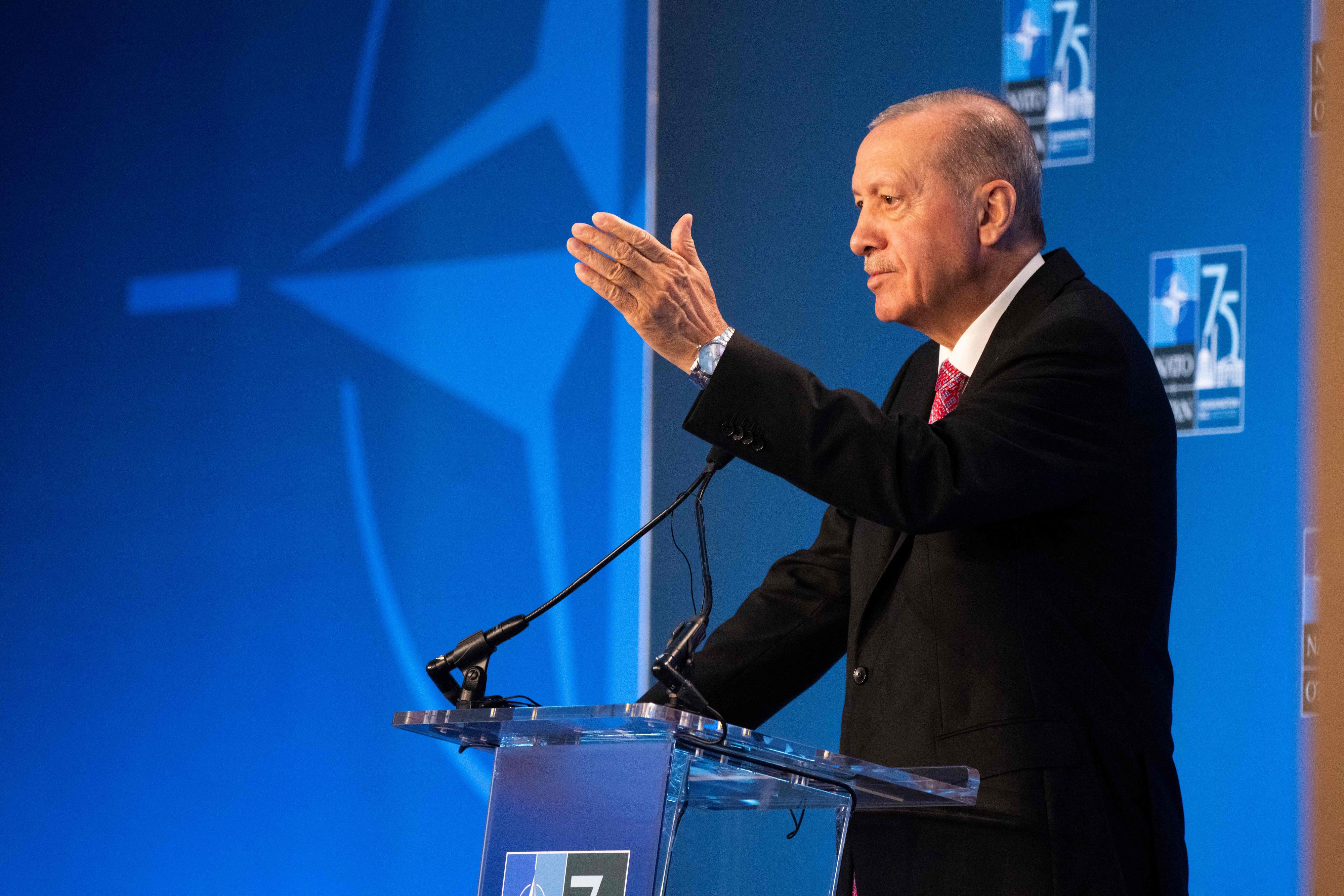 Der türkische Präsident Erdogan watschte ein Kind, das ihm während einer offiziellen Zeremonie nicht die Hand küsste.