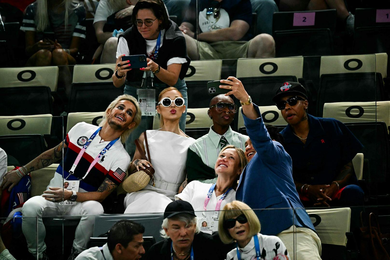 Pop-Superstar Ariana Grande mit Sonnenbrille in der Turnhalle.