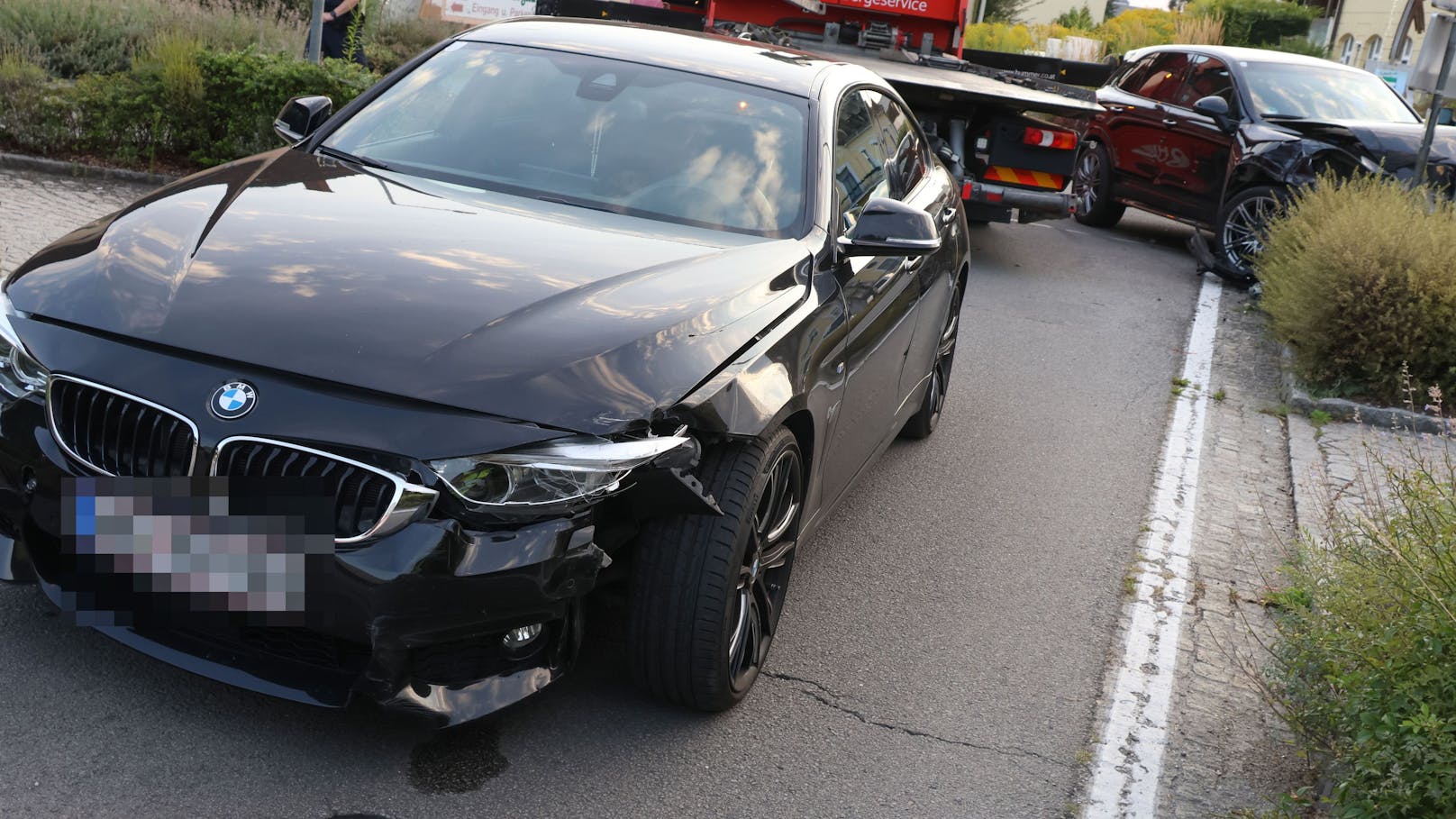 Auch ein BMW wurde stark beschädigt.