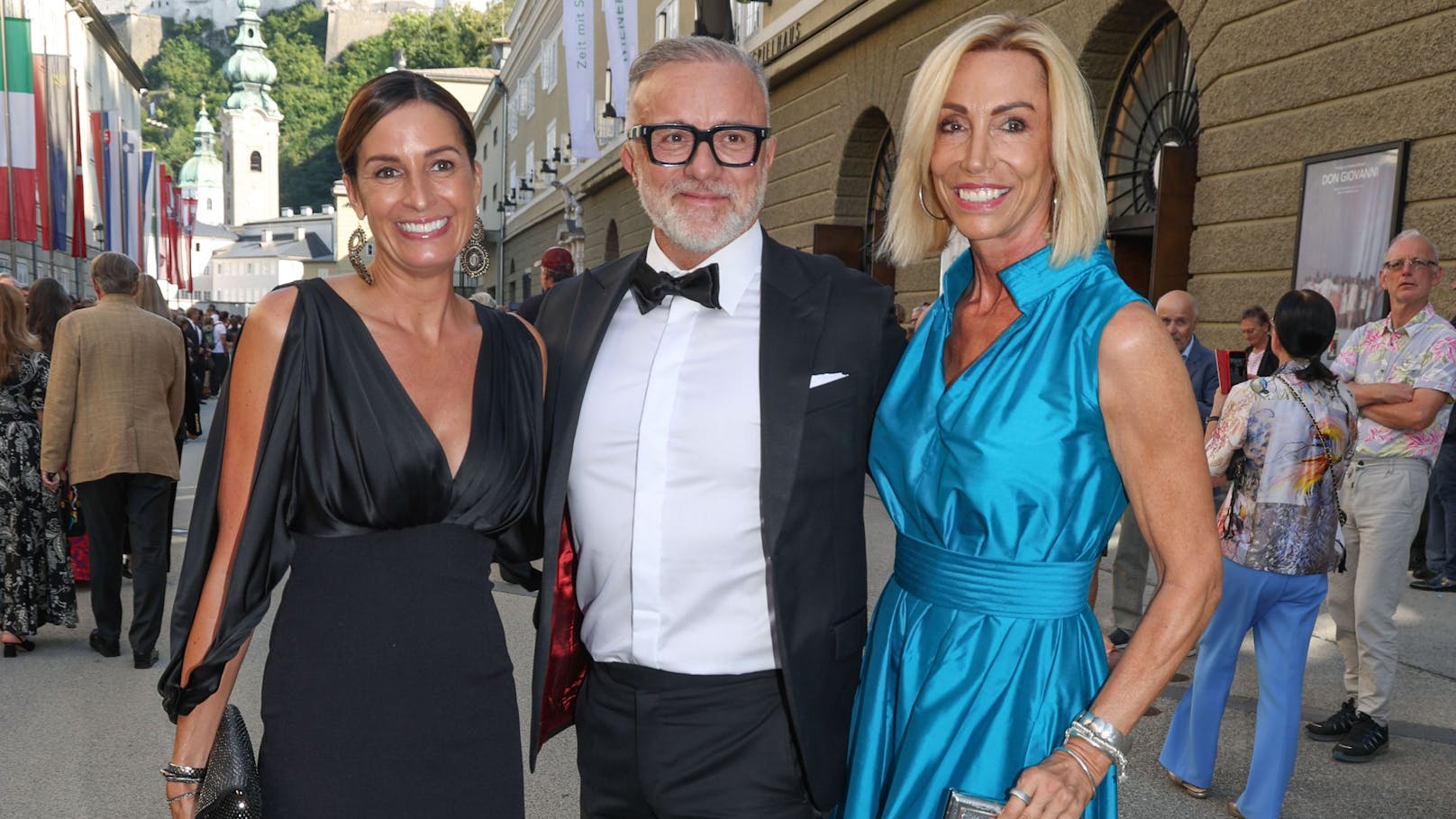 Nicht wenig staunten, als die beiden früheren Lebensgefährtinnen von Didi Mateschitz, Marion Feichtner (links) und Anita Gerhardter (rechts, Mutter von Mark Mateschitz) gemeinsam zur "Don Giovanni"-Premiere auf Einladung des Salzburger Unternehmers Daniel Bauchinger kamen.