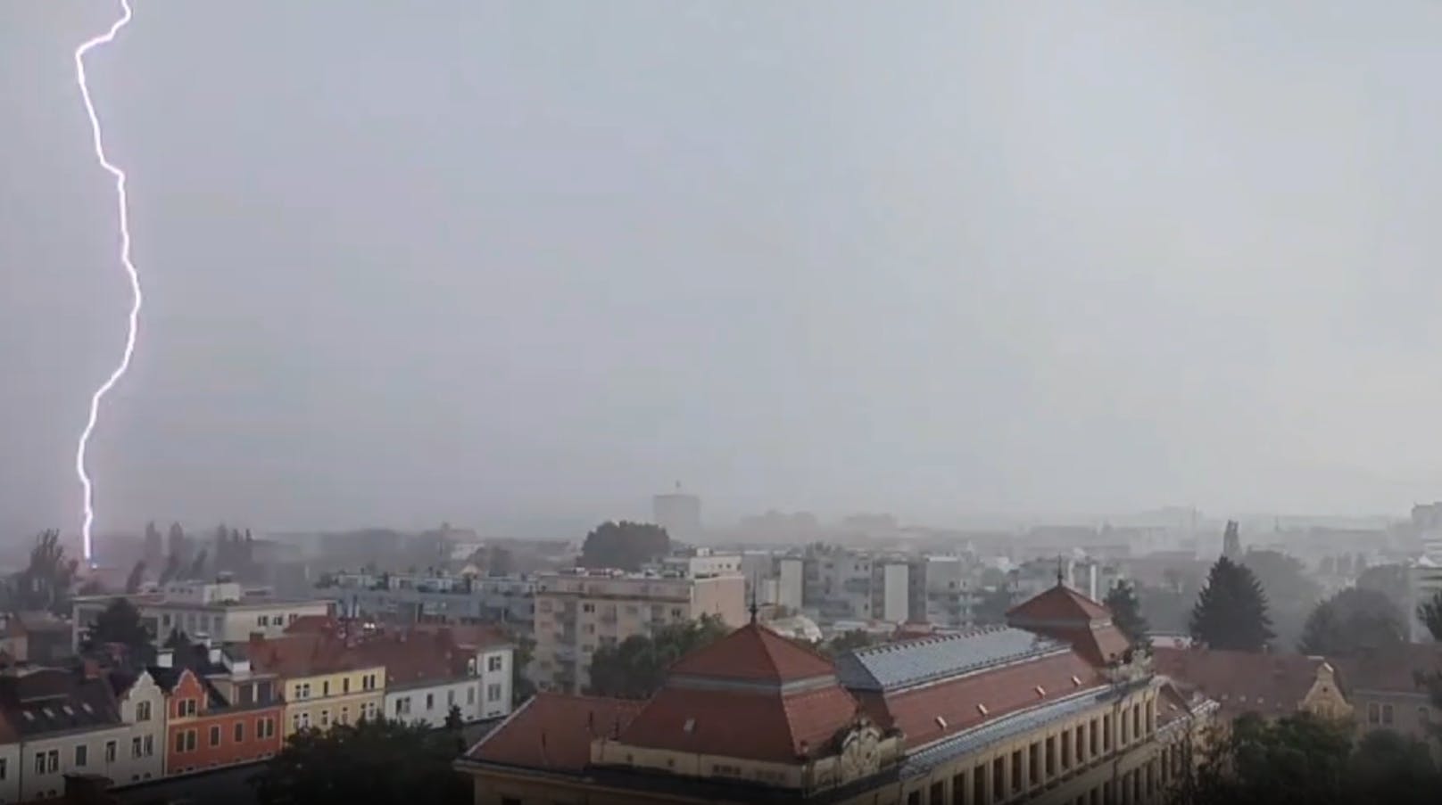 Video zeigt, wie heftiges Gewitter über Österreich fegt