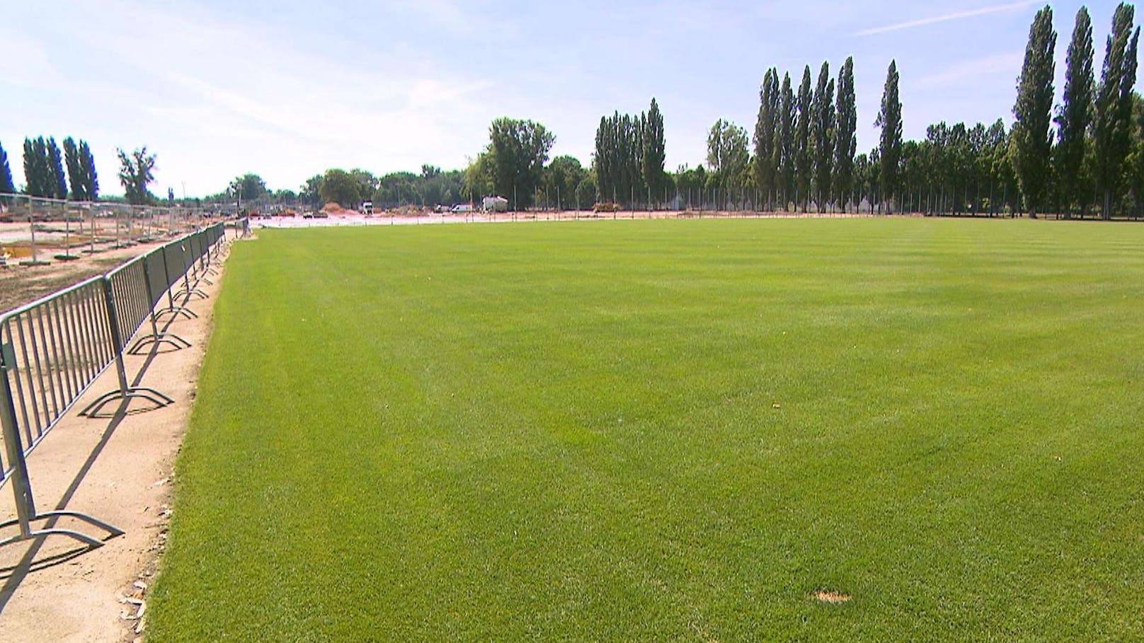 Der Stadion-Rasen ist in Sicherheit nach draußen gebracht worden.