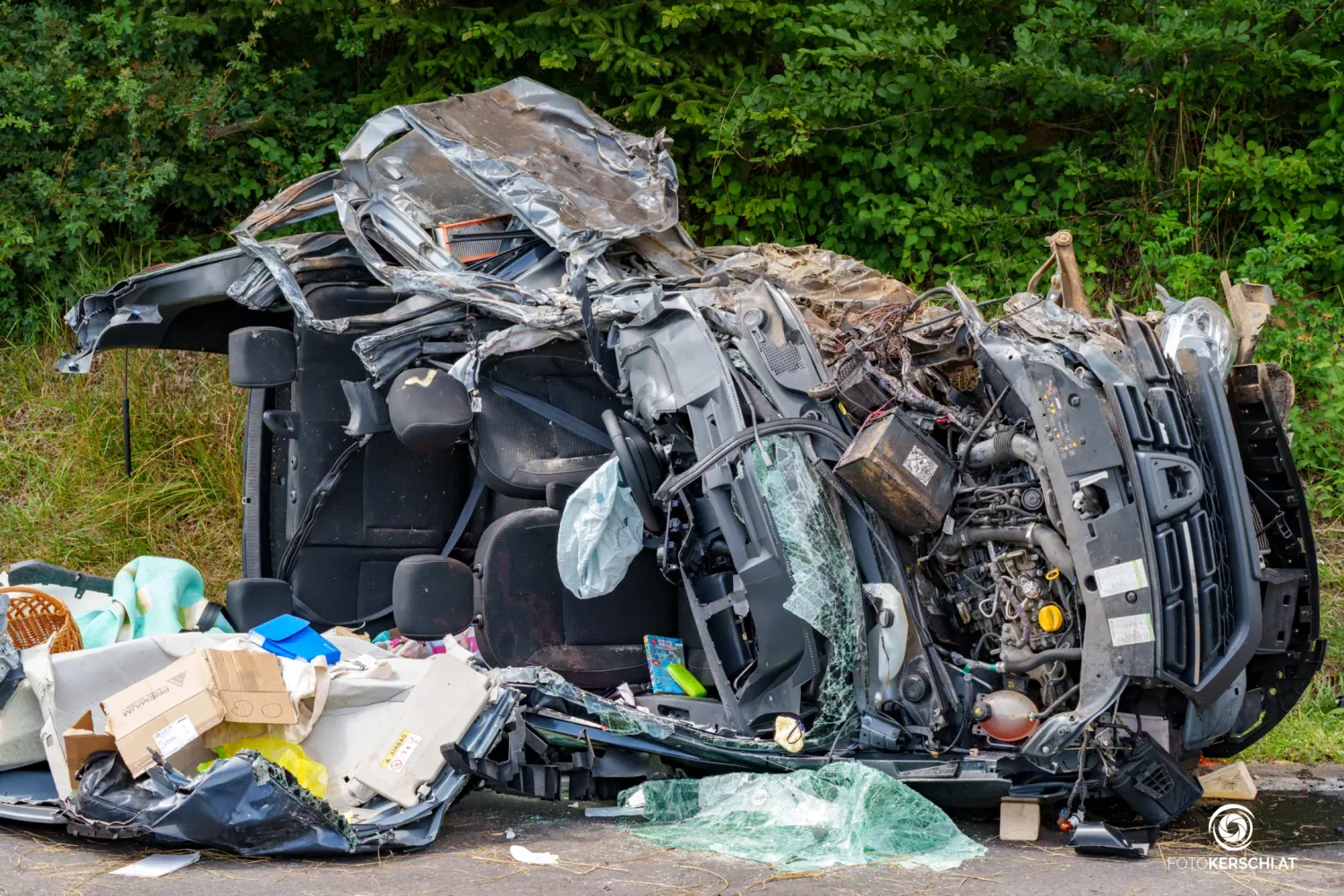 Das Auto wurde völlig zerstört. Wie durch ein Wunder überlebten die drei Kinder.