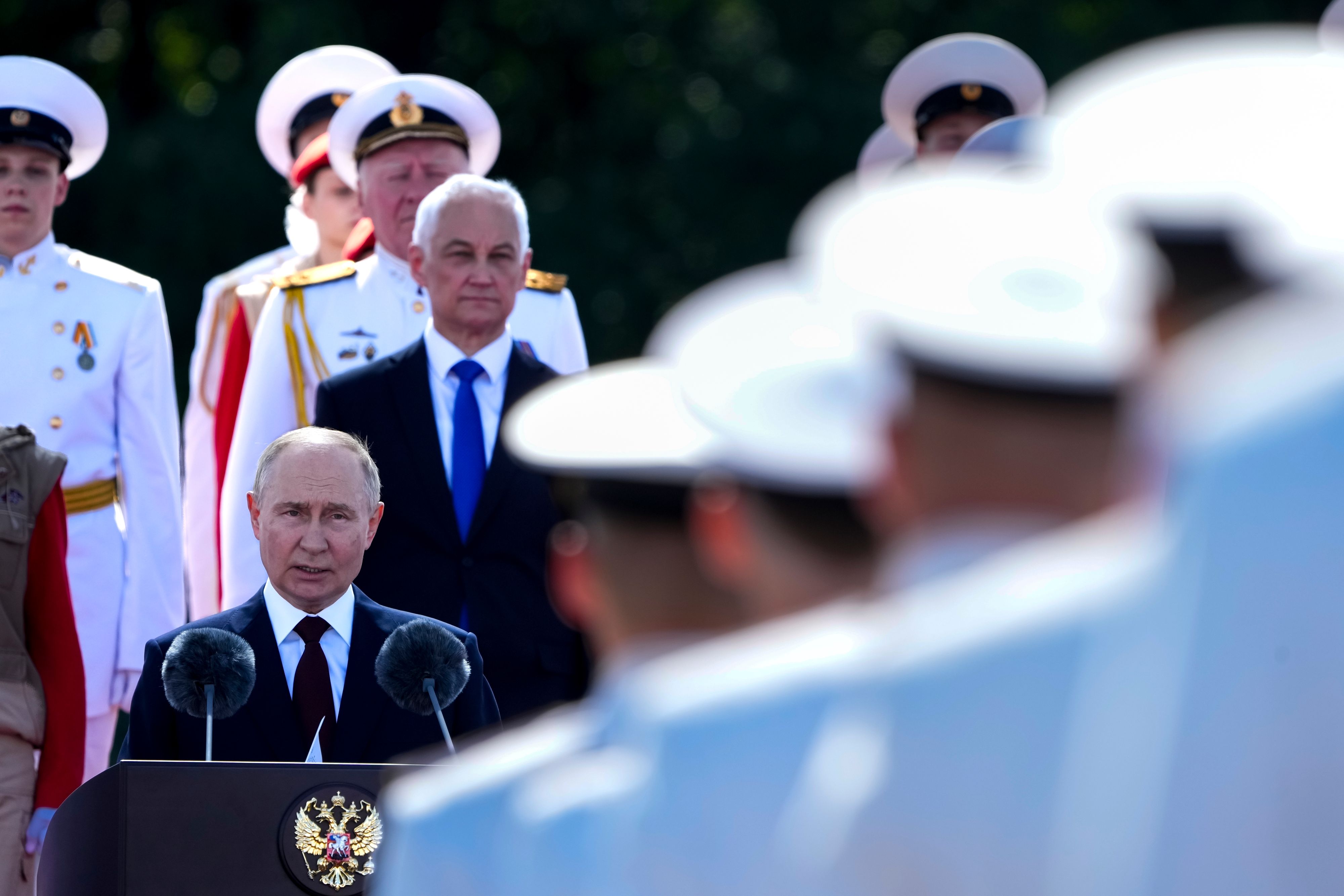 Bei einer Marine-Parade in St. Petersburg kritisierte Putin, die USA könnten eine Raketenkrise im Stil des Kalten Krieges auslösen.