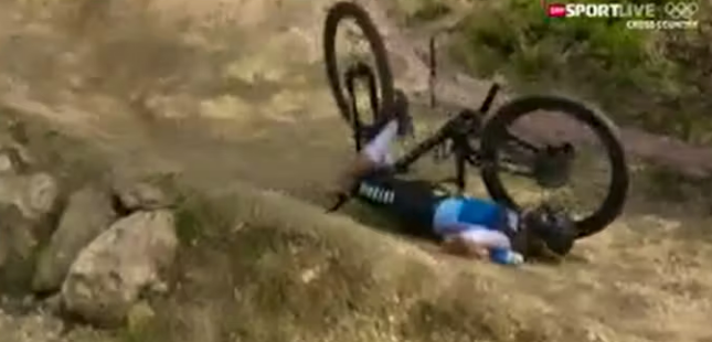 Loana Lecomte stürzt im Mountainbike-Bewerb schwer.