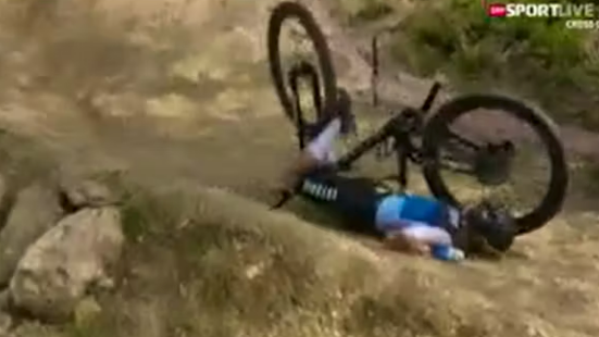 Loana Lecomte stürzt im Mountainbike-Bewerb schwer.