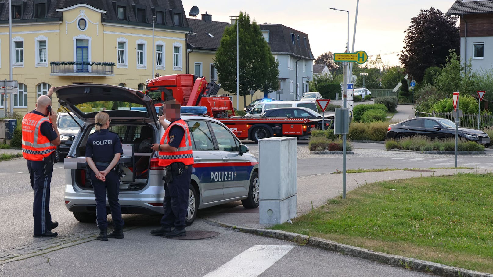 Der Kreisverkehr und die angrenzenden Straßen mussten gesperrt werden.