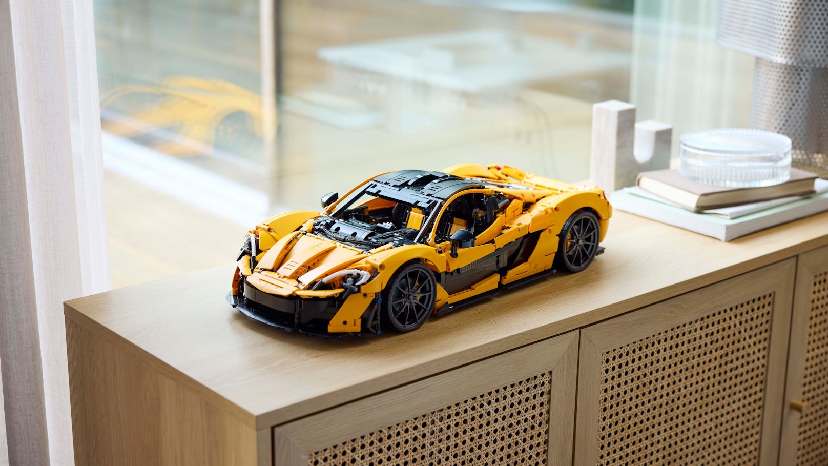 ... ist das Modell Teil der LEGO Technic Ultimate Car Concept Series.