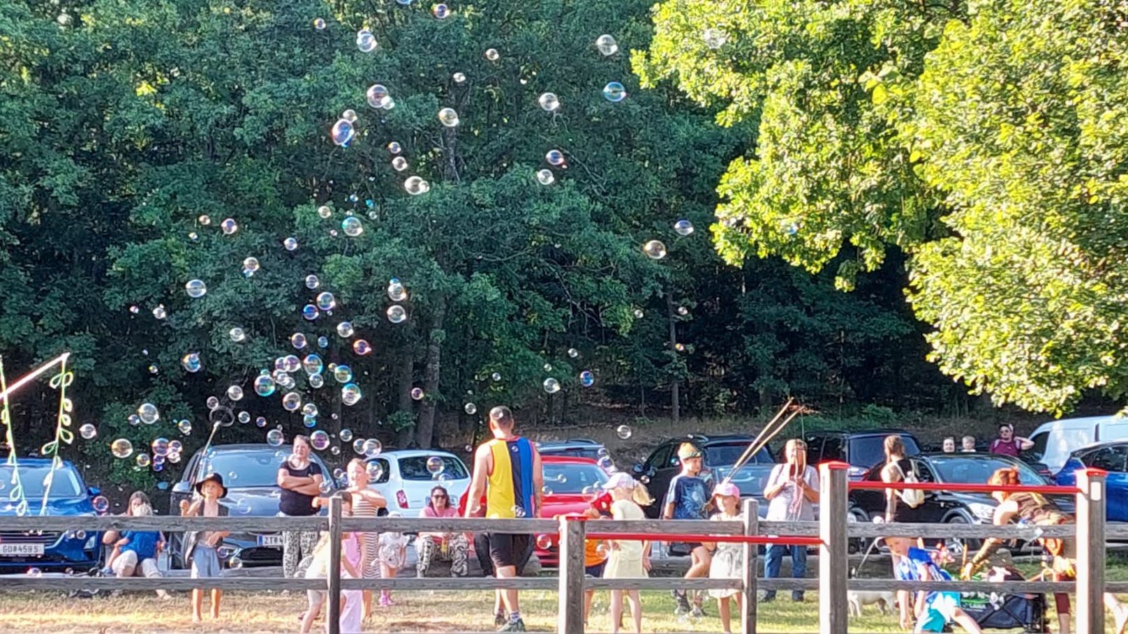 Die "Bubble Fairies" begeisterten die Besucherinnen mit einer Seifenblasen-Show