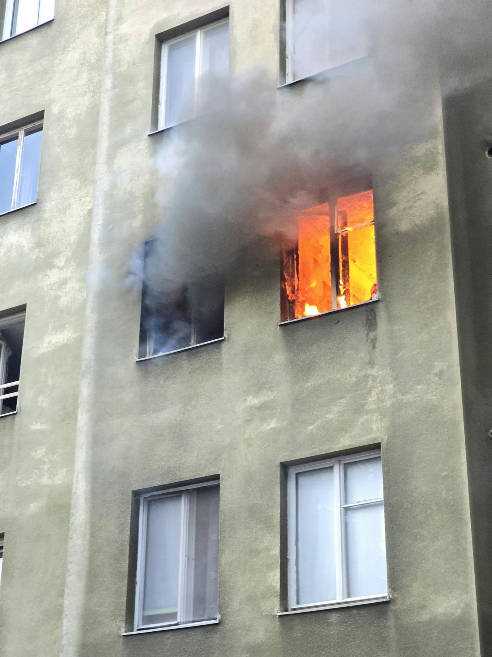 Binnen weniger Minuten stand diese in Vollbrand. Besorgte Anrainer und Augenzeugen filmten die bangen Momente - einige sprachen gar von einer Gasexplosion.