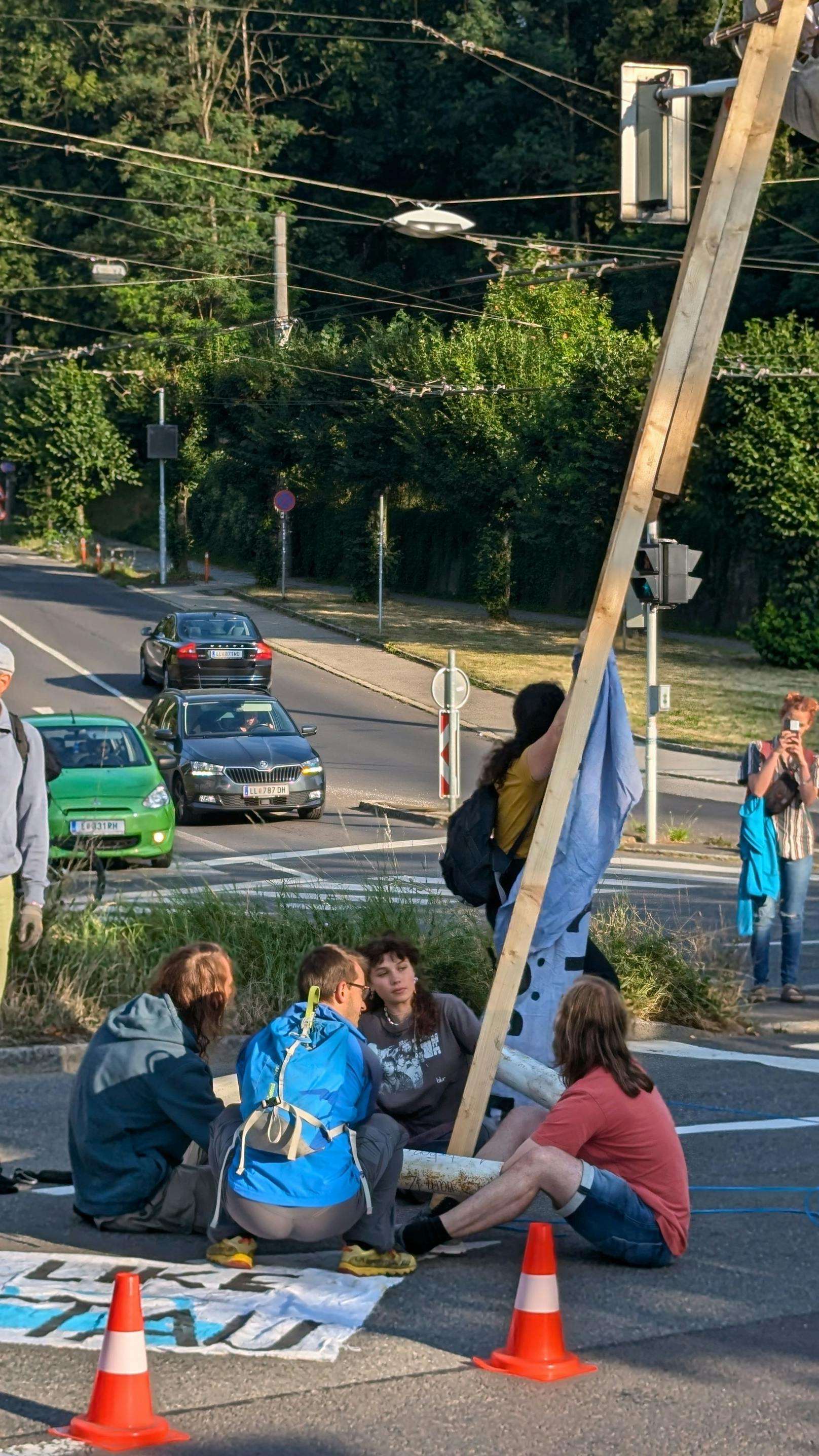 Der Protest richtete sich gegen den geplanten Bau der A26. Mit einem großen Holzgerüst, auf das eine Person kletterte, wurde die halbe Fahrbahn blockiert.