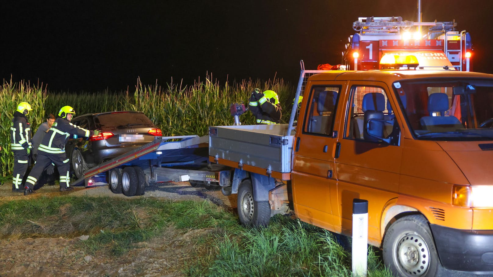 In Steinerkirchen an der Traun (Bezirk Wels-Land) ist am späteren Sonntagabend ein Autolenker mit seinem Fahrzeug aus noch unbekannter Ursache von der Straße abgekommen und in einem Maisfeld gelandet.