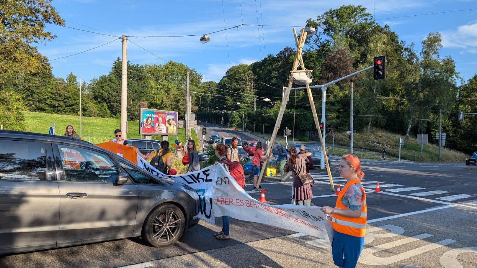 Zusätzlich ketteten sich mehrere Menschen am Boden daran fest.