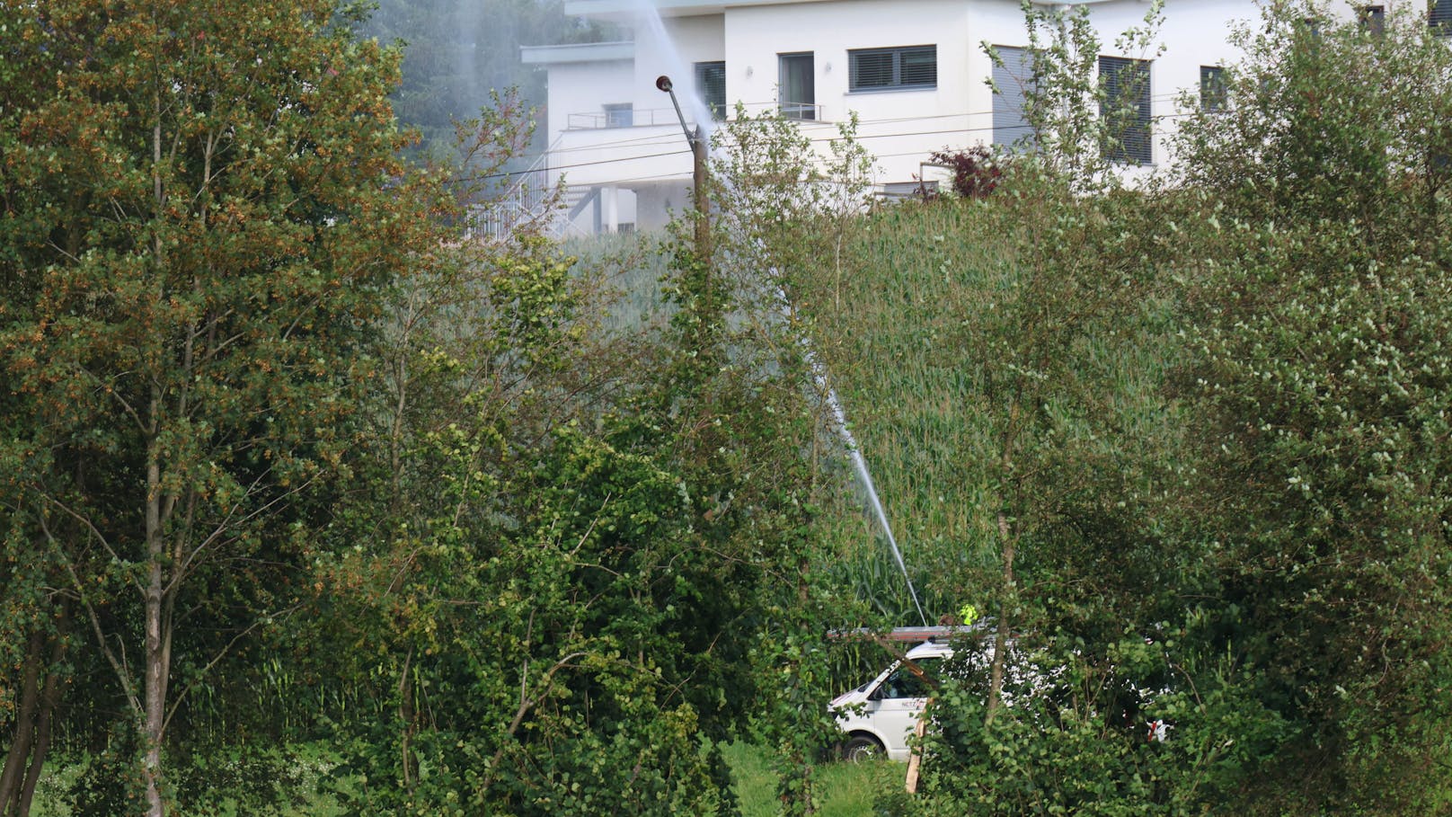 In Sipbachzell (Bezirk Wels-Land) standen Kräfte der Feuerwehr sowie Techniker des Energieversorgungsunternehmens Sonntagnachmittag bei einem Brand eines Mittelspannungsmasten im Einsatz.