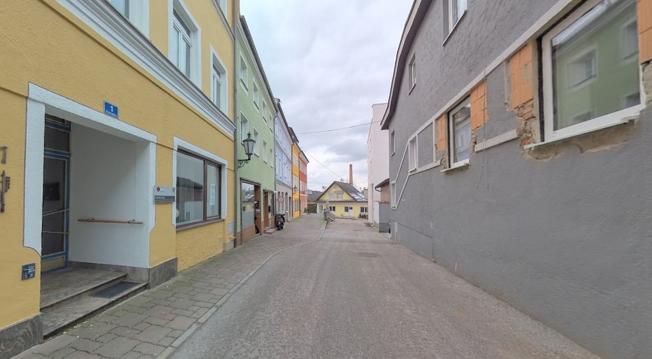 In dieser Gasse in Mattighofen soll der Mann die Pensionistin mit einem Messer bedroht haben.