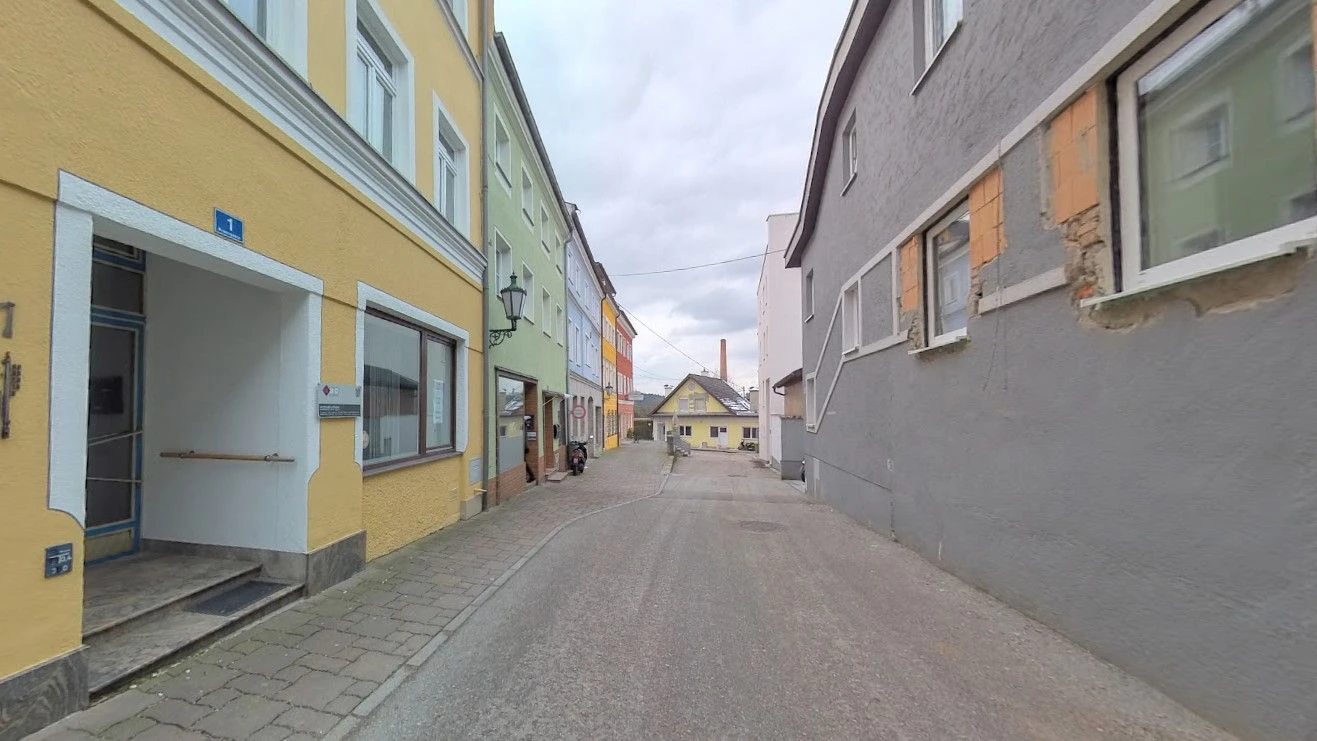In dieser Gasse in Mattighofen soll der Mann die Pensionistin mit einem Messer bedroht haben.