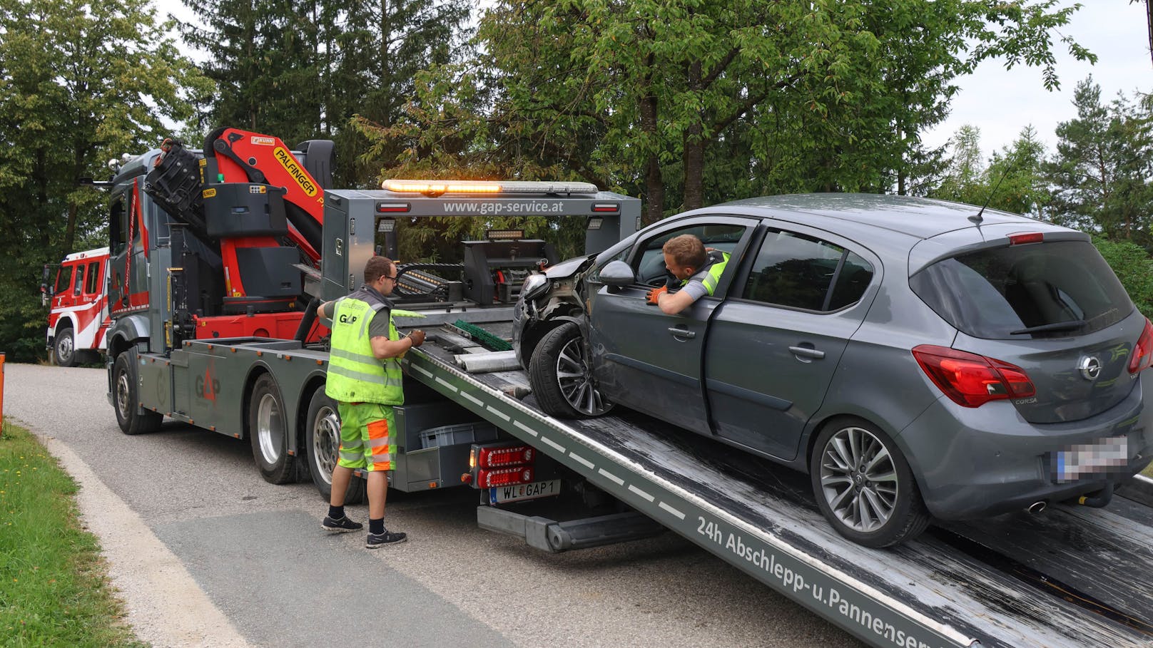 In Steinerkirchen an der Traun (Bezirk Wels-Land) kollidierten Sonntagfrüh zwei Fahrzeuge – ein Opel und ein VW – auf einer Straße in der Ortschaft Stockham.