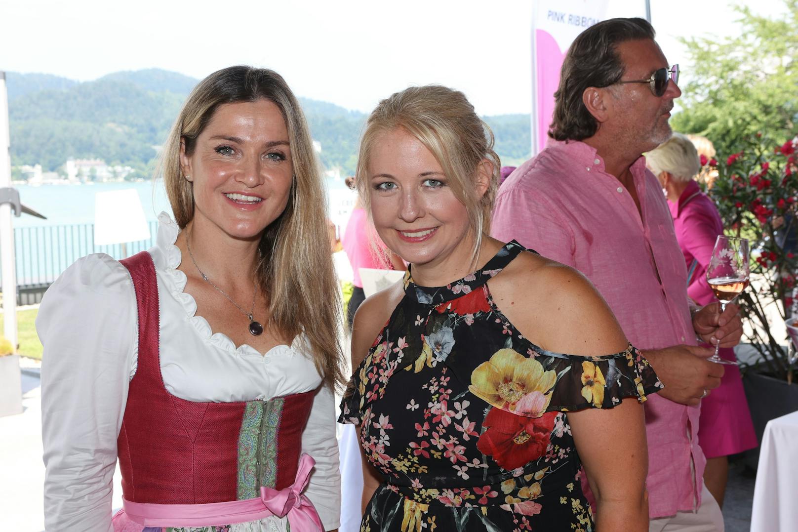 Zünftig ist das ehemalige Ski-Ass Elisabeth Görgl (l.) und sommerlich die Sängerin Iva Schell unterwegs.