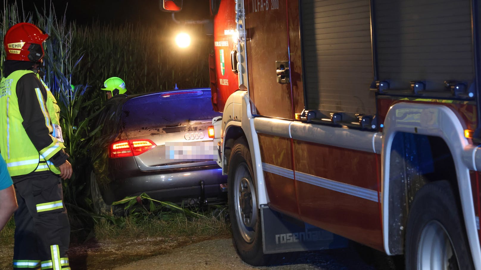 In Steinerkirchen an der Traun (Bezirk Wels-Land) ist am späteren Sonntagabend ein Autolenker mit seinem Fahrzeug aus noch unbekannter Ursache von der Straße abgekommen und in einem Maisfeld gelandet.