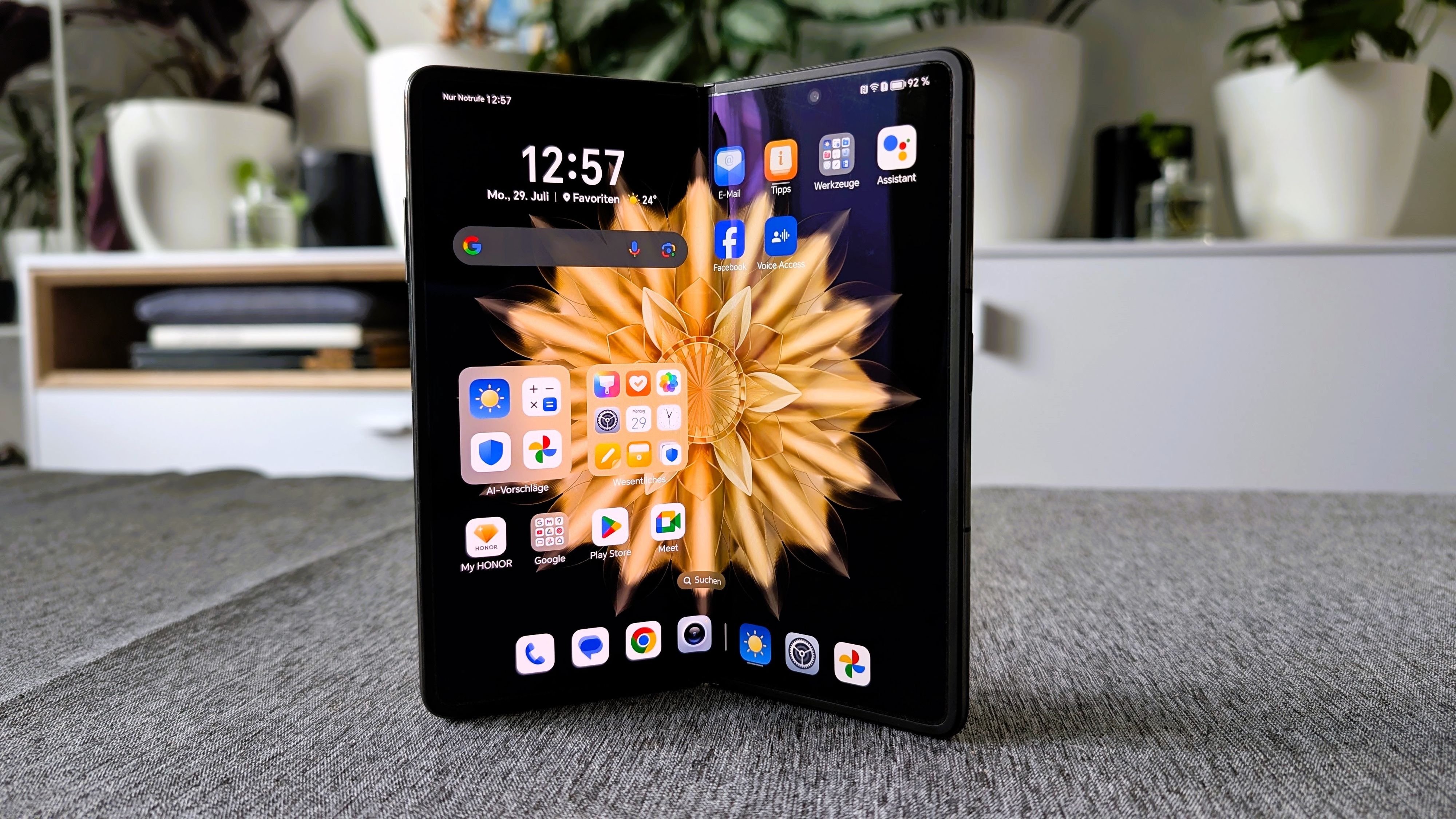 Besonders gut gefällt das schlanke Design, das das Magic V2 wie ein herkömmliches Smartphone wirken lässt.