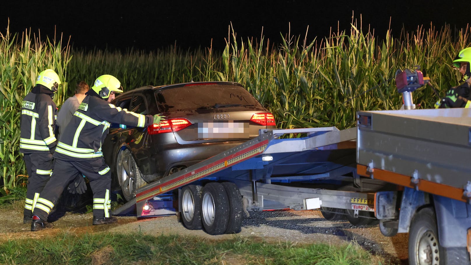 Audi-Fahrer kommt von Straße ab und landet in Maisfeld