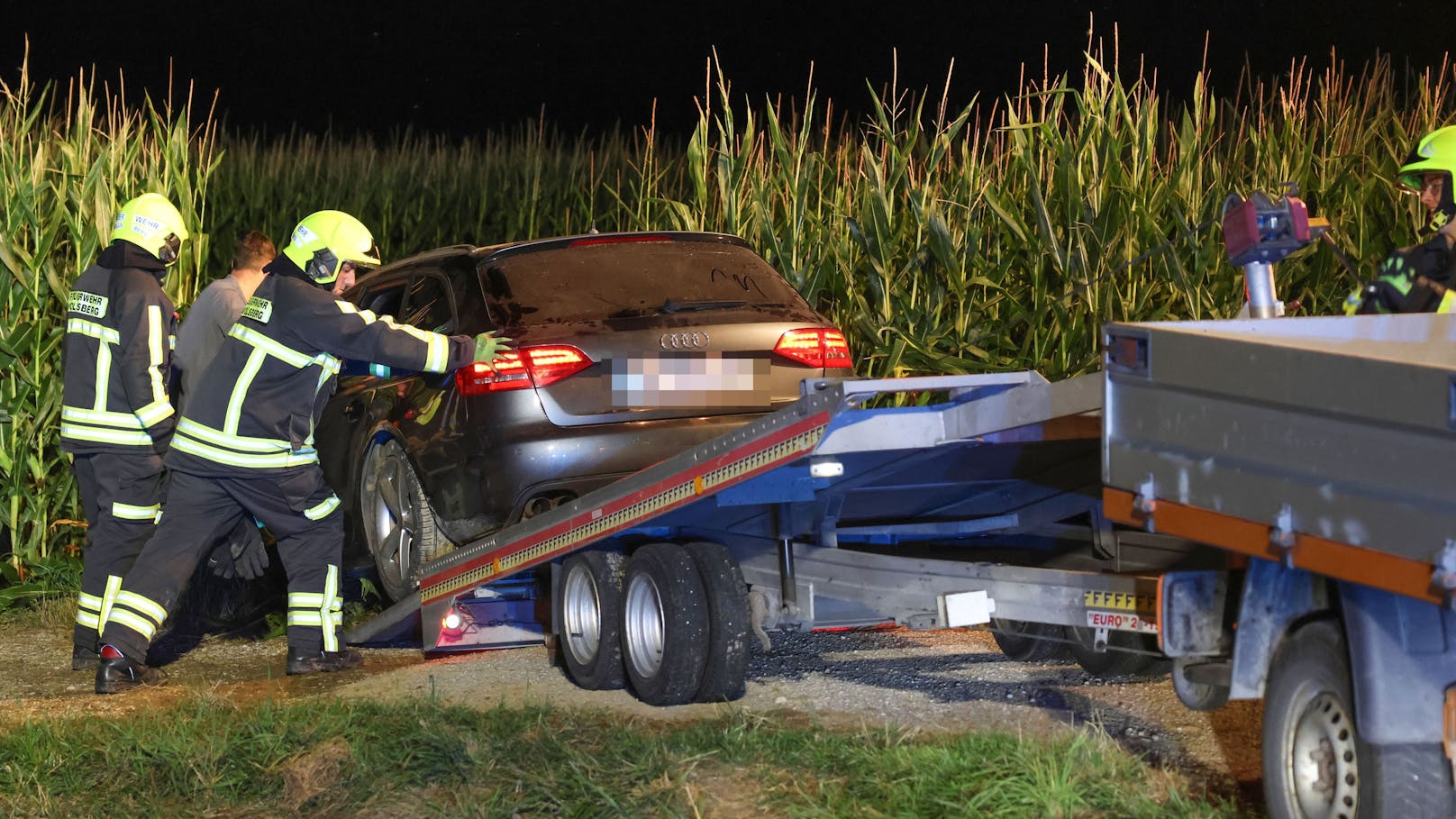 In Steinerkirchen an der Traun (Bezirk Wels-Land) ist am späteren Sonntagabend ein Autolenker mit seinem Fahrzeug aus noch unbekannter Ursache von der Straße abgekommen und in einem Maisfeld gelandet.