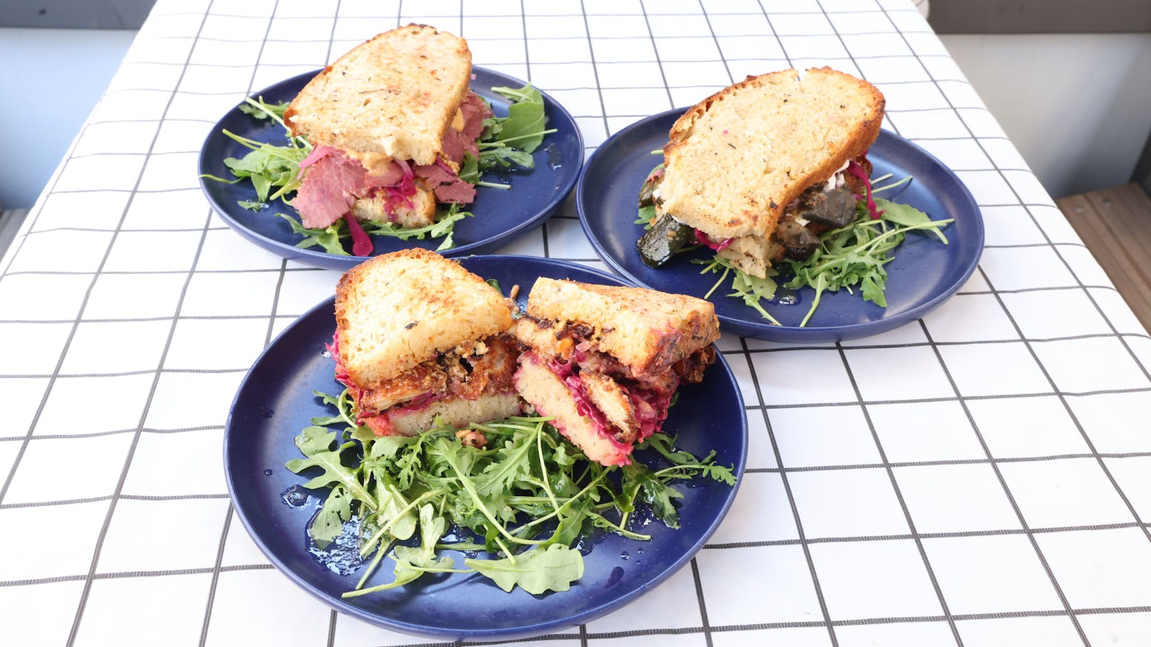 Sandwiches vegetarisch, mit hausgemachtem Seitan, mit gegrilltem Gemüse, mit Tempeh oder mit Fleisch von Schwein und Huhn um 8,50 Euro.