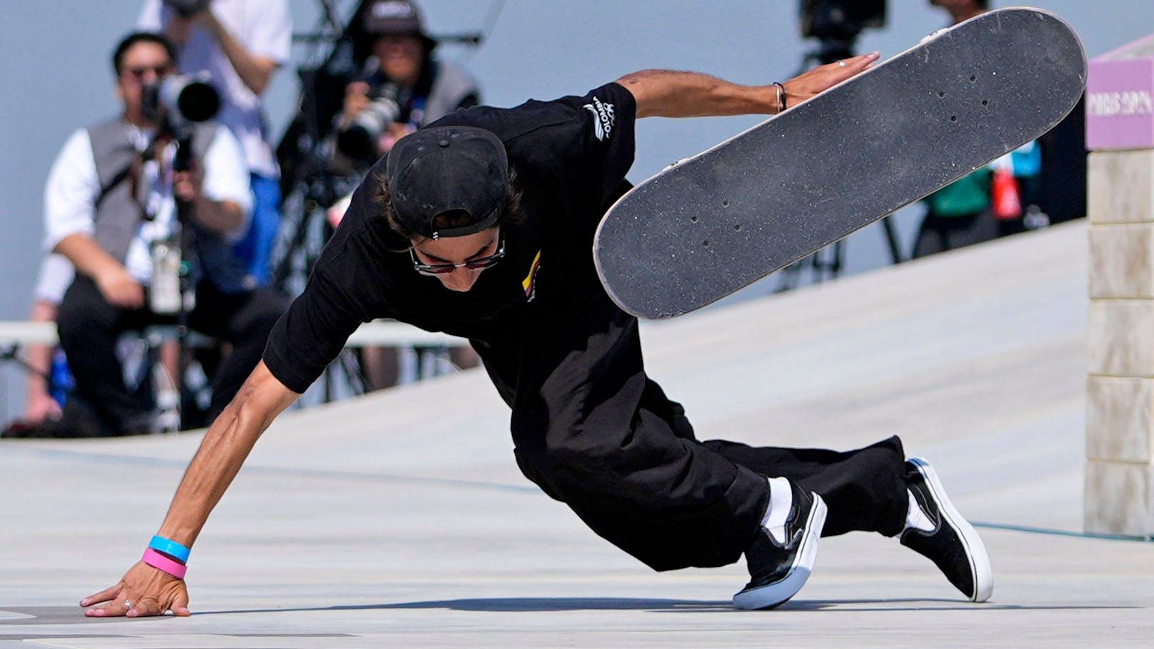 Nach Sturz! Skateboarder mit Stinkefinger in Kamera