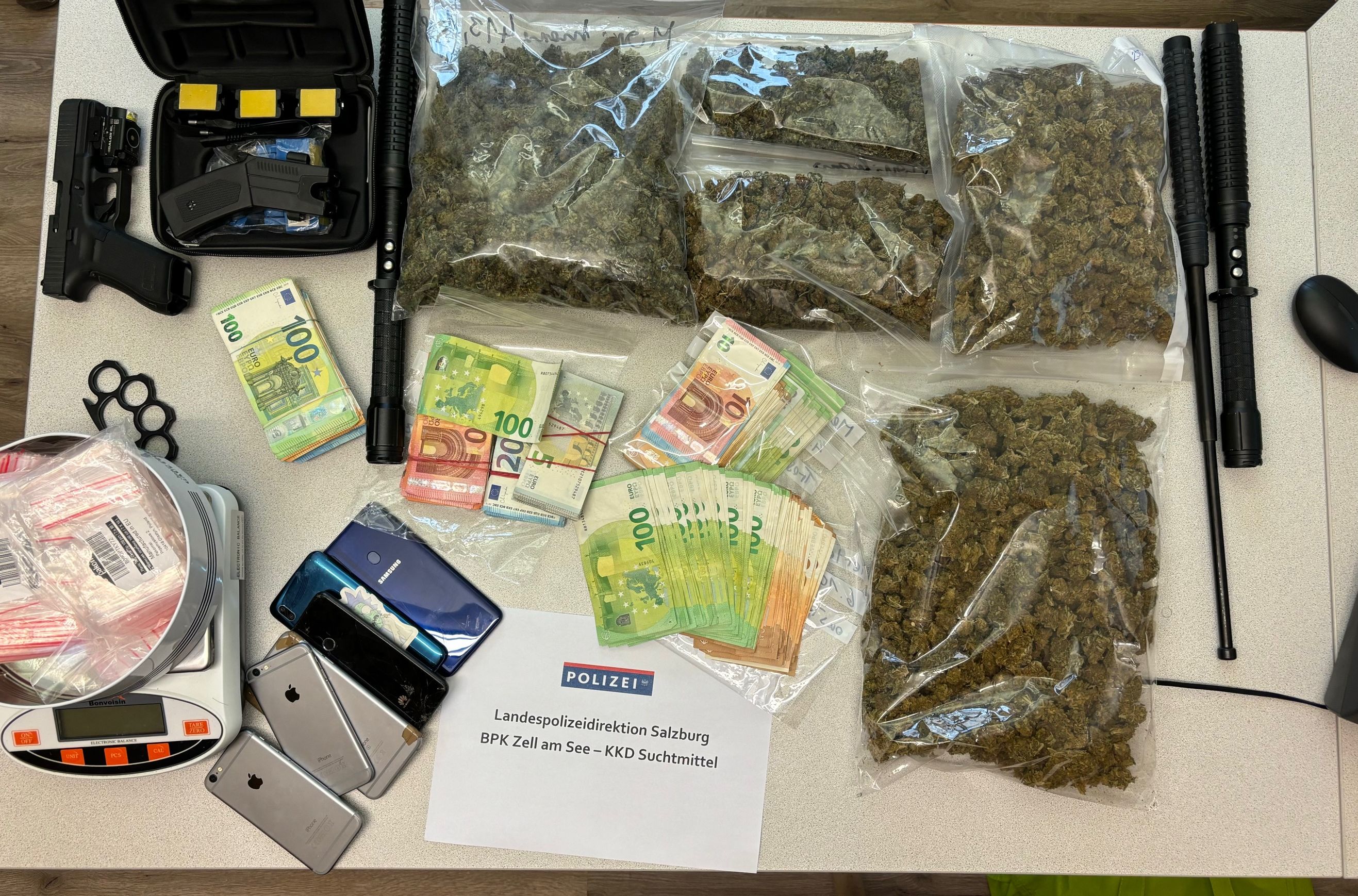 Den acht Beschuldigten konnte allein im vergangenen Jahr der Verkauf von zumindest 37,8 Kilo Drogen nachgewiesen werden.