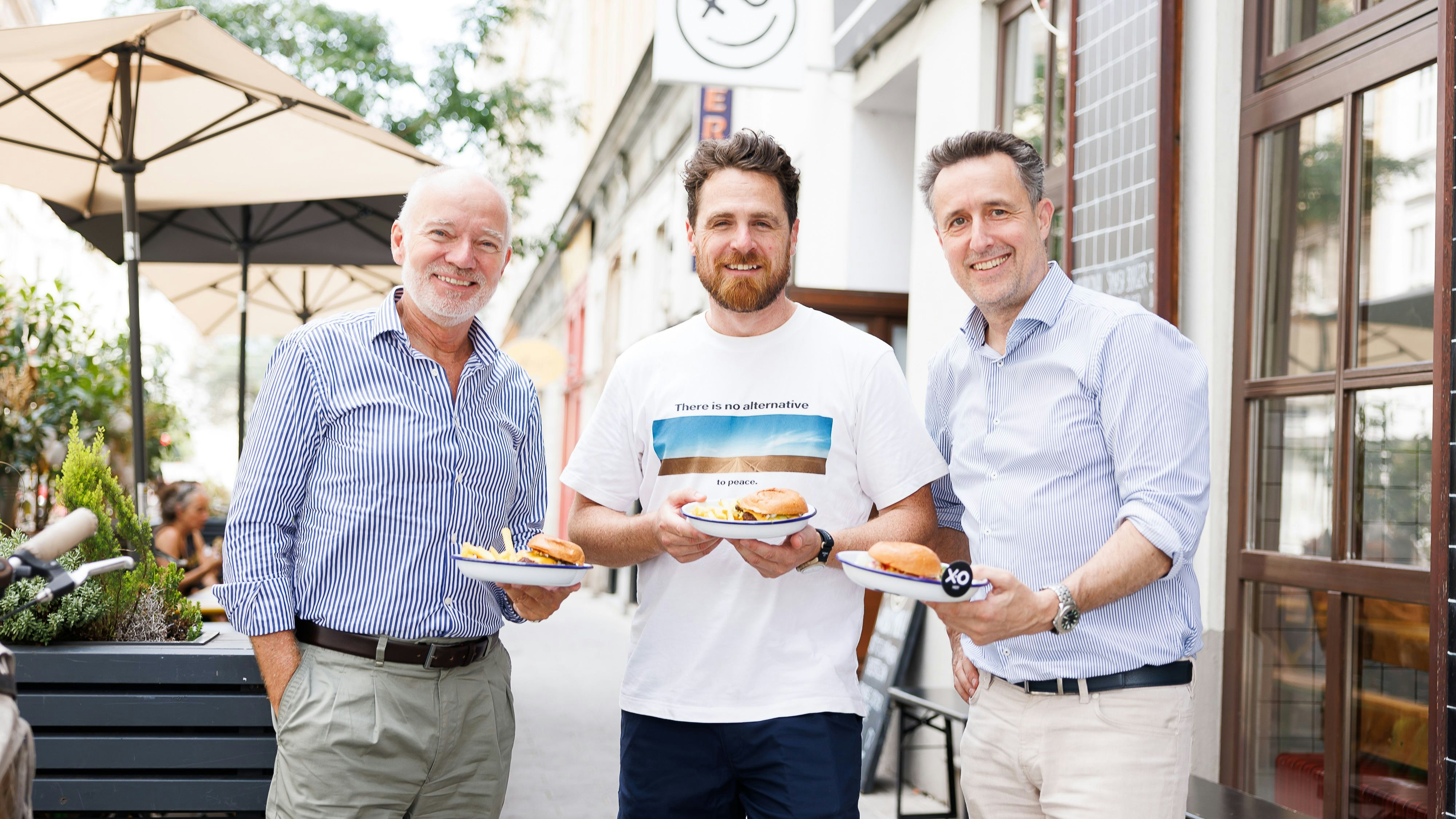 Europas bester Burger im Test von Gaston Giefing, Vorstand der WKBG, Unternehmer Benjamin Hofer und Tourismusobmann Markus Grießler (v.l.).