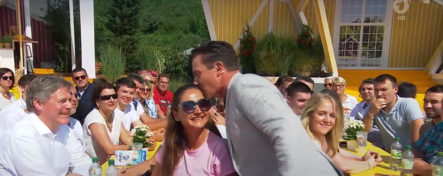 Stefan Mross busselt seine Eva Luginger ab.