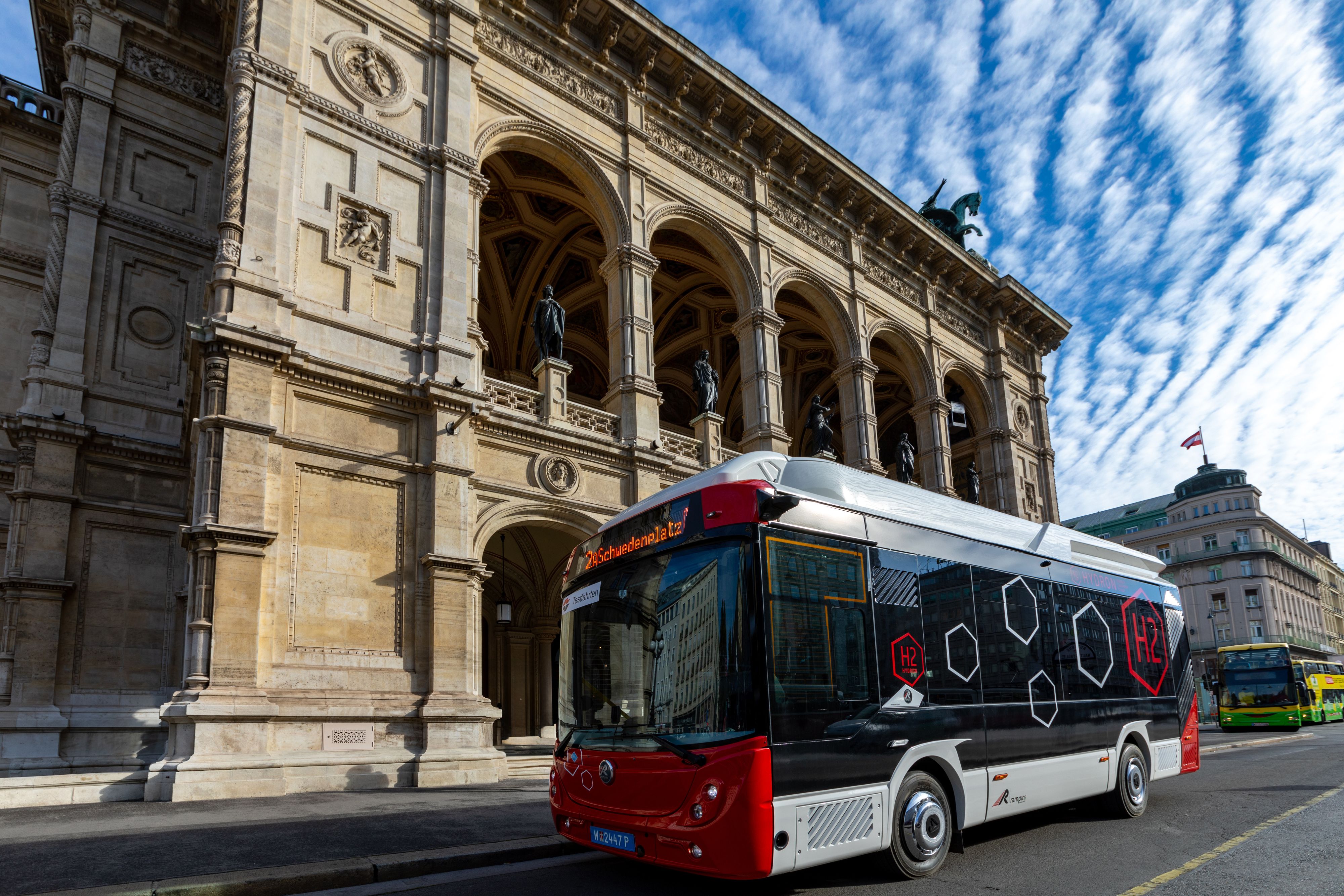 Batterie-Wasserstoff-Bus von Rampini im Testbetrieb vor der Wiener Staatsoper.