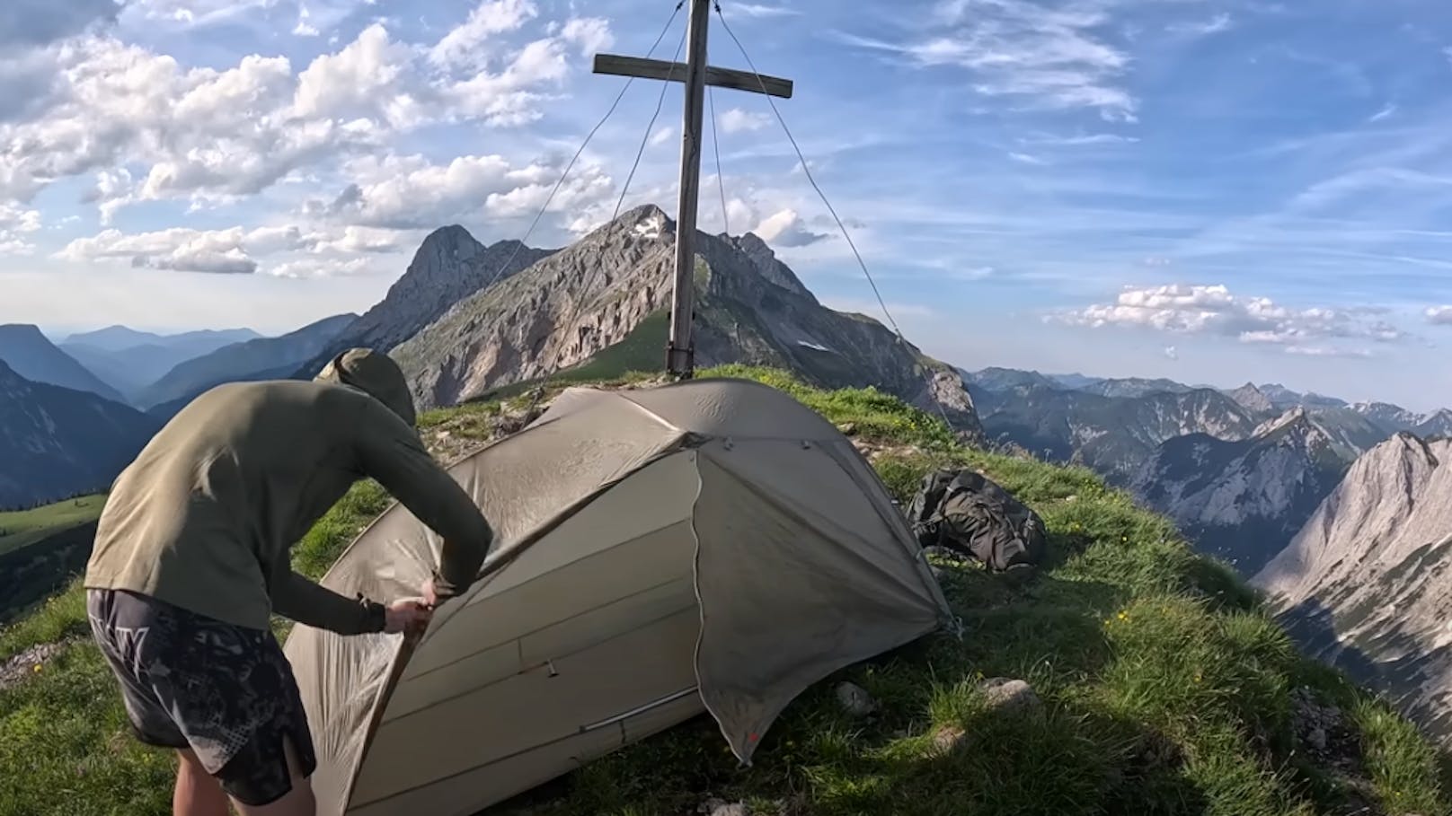 Auch auf einem Gipfel schlug der Deutsche sein Zelt auf.