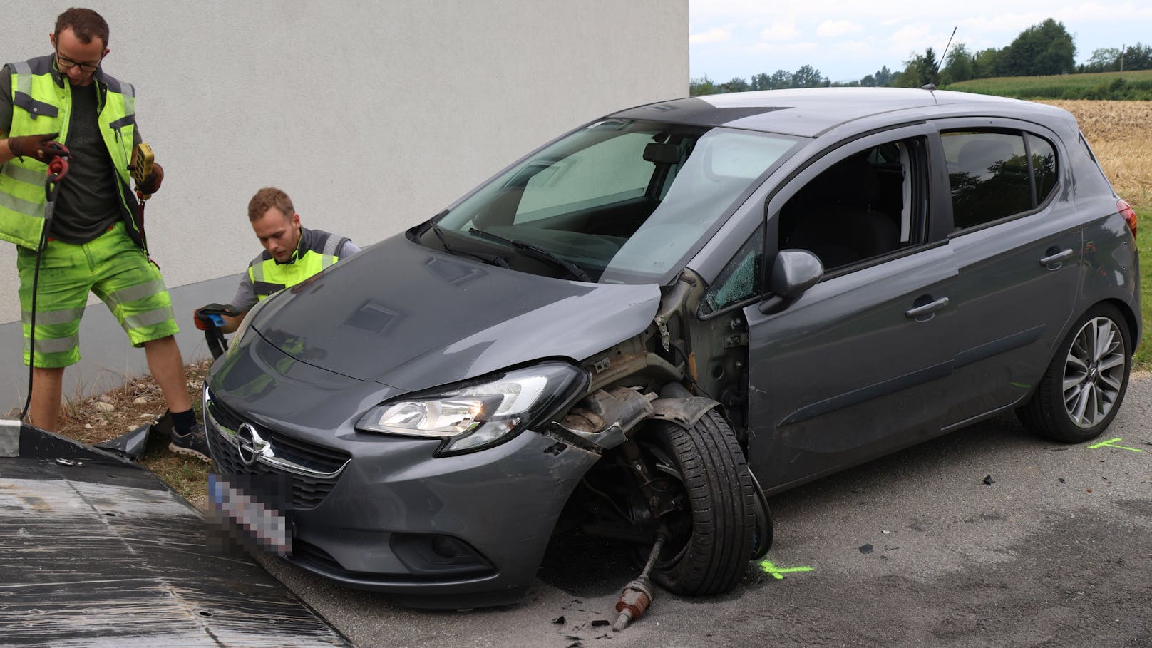 In Steinerkirchen an der Traun (Bezirk Wels-Land) kollidierten Sonntagfrüh zwei Fahrzeuge – ein Opel und ein VW – auf einer Straße in der Ortschaft Stockham.