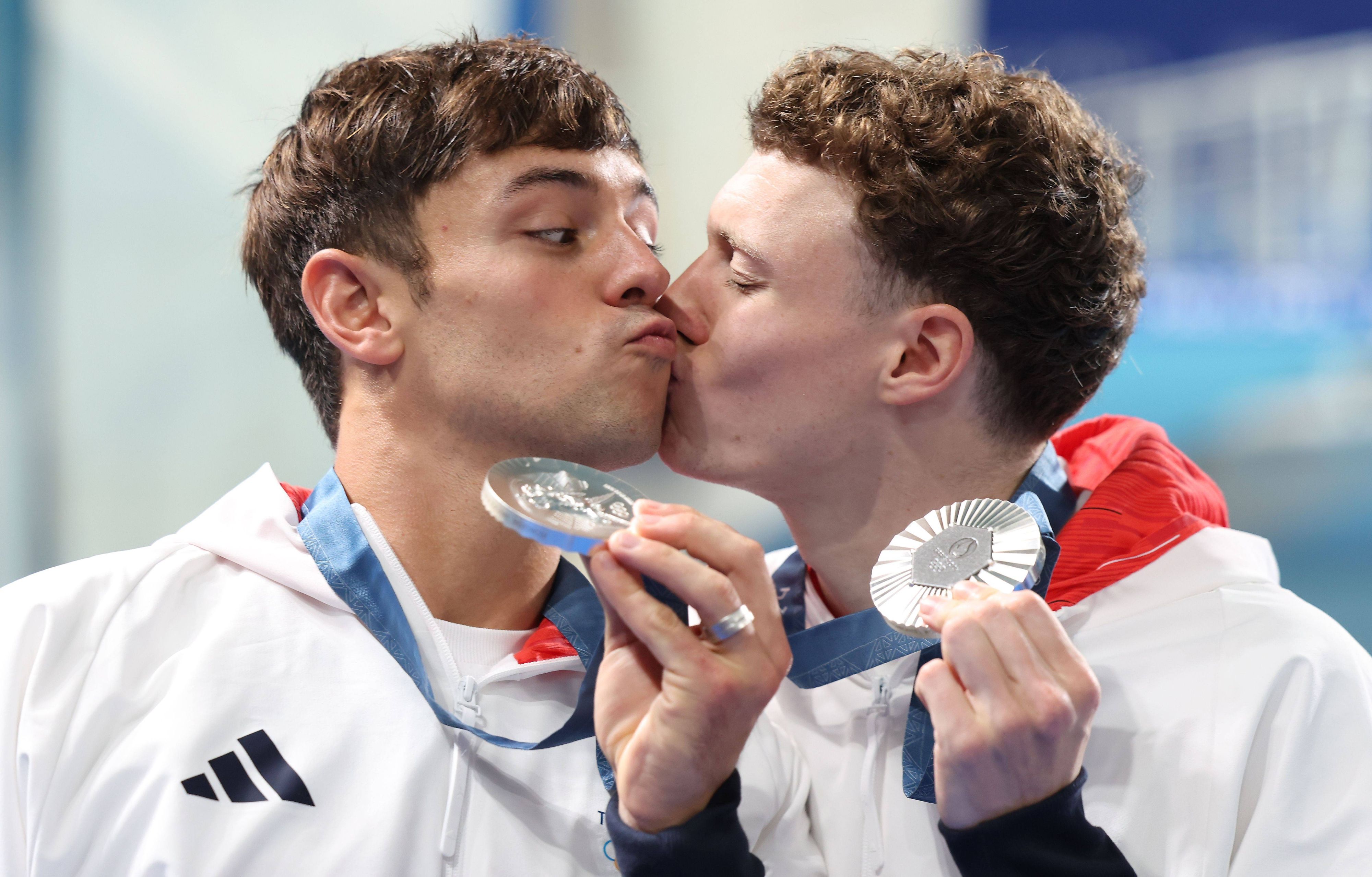 Silber-Knutscher! Tom Daley und Noah Williams holen Platz zwei im Synchronspringen. Der offen homosexuelle Daley holt sich einen Schmatzer von seinem Sprung-Partner ab. Der Brite setzt sich für Schwulenrechte ein, ist glücklich mit einem Filmemacher verheiratet und Papa eines kleinen Sohnes.