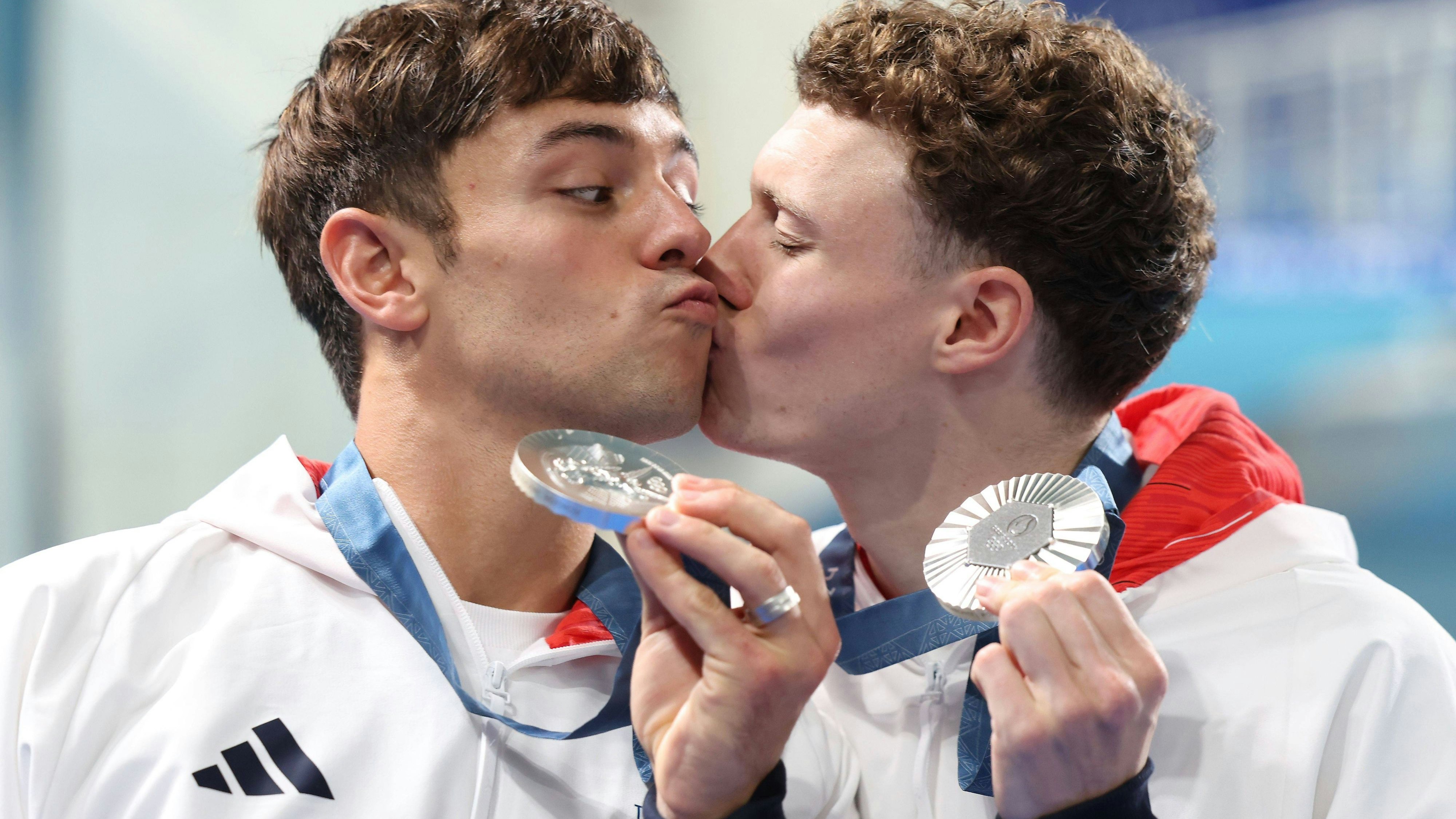 Silber-Knutscher! Tom Daley und Noah Williams holen Platz zwei im Synchronspringen. Der offen homosexuelle Daley holt sich einen Schmatzer von seinem Sprung-Partner ab. Der Brite setzt sich für Schwulenrechte ein, ist glücklich mit einem Filmemacher verheiratet und Papa eines kleinen Sohnes.