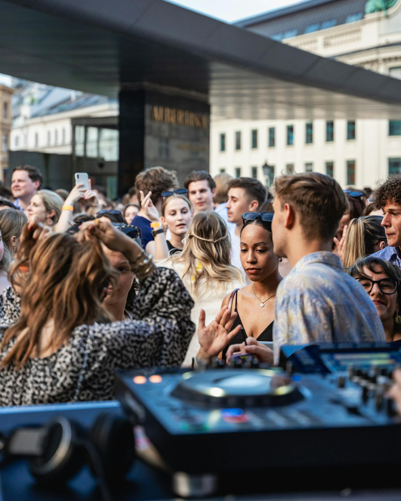 Erstklassige DJ Line-Ups begleiten den Abend