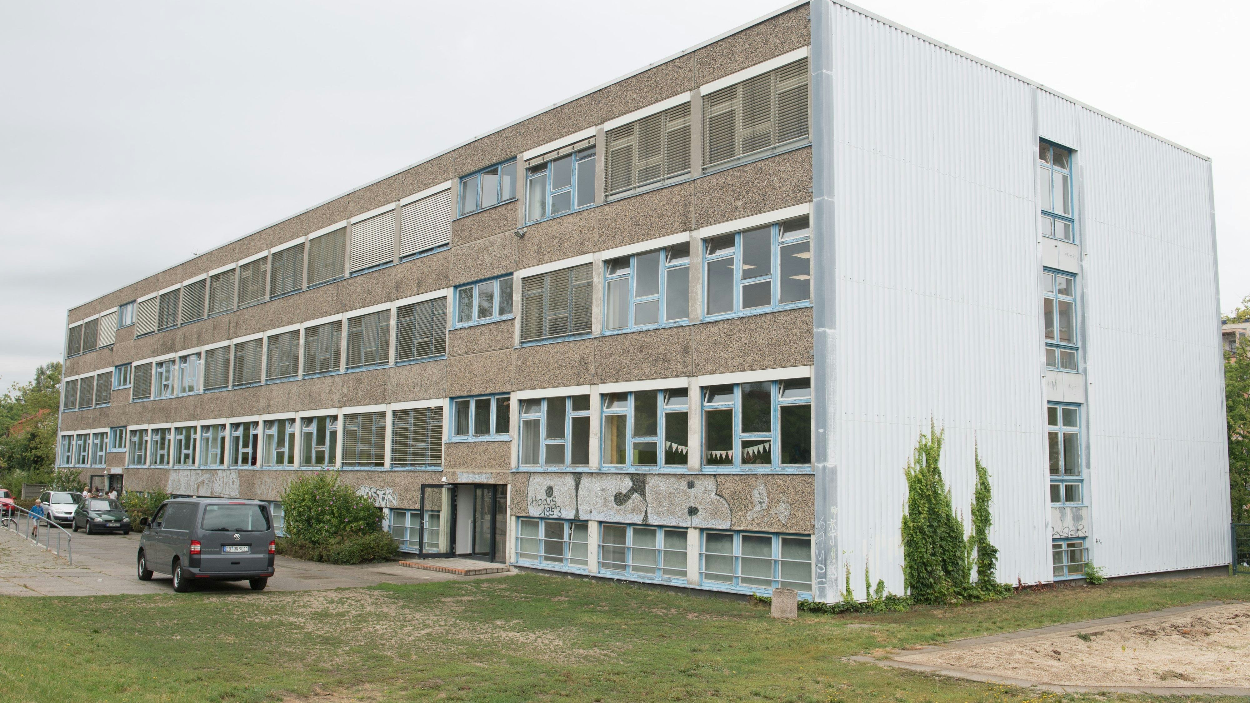 Okay, von außen ist die Universitätsschule in Dresden jetzt kein Schmuckkasterl