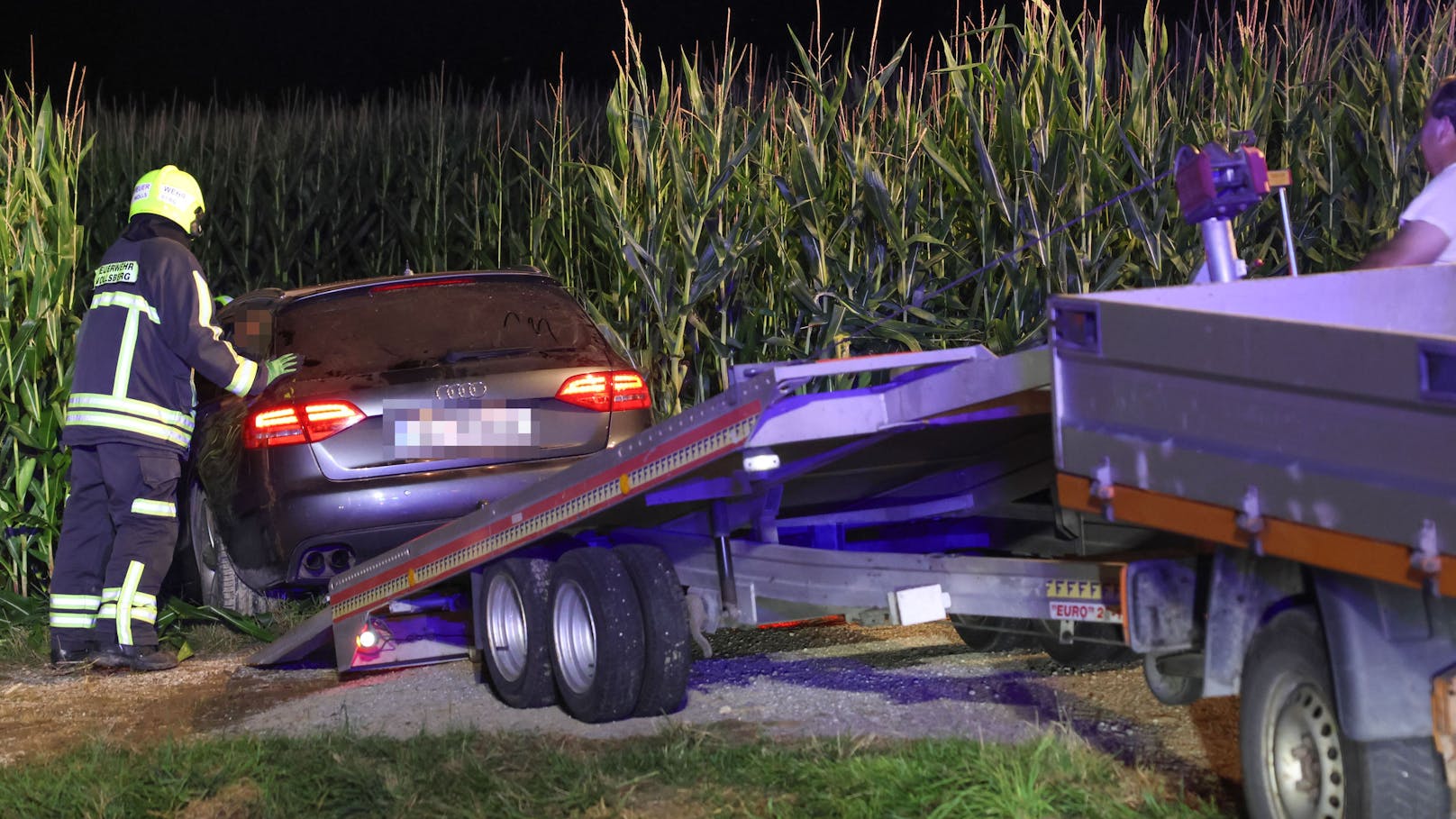 In Steinerkirchen an der Traun (Bezirk Wels-Land) ist am späteren Sonntagabend ein Autolenker mit seinem Fahrzeug aus noch unbekannter Ursache von der Straße abgekommen und in einem Maisfeld gelandet.