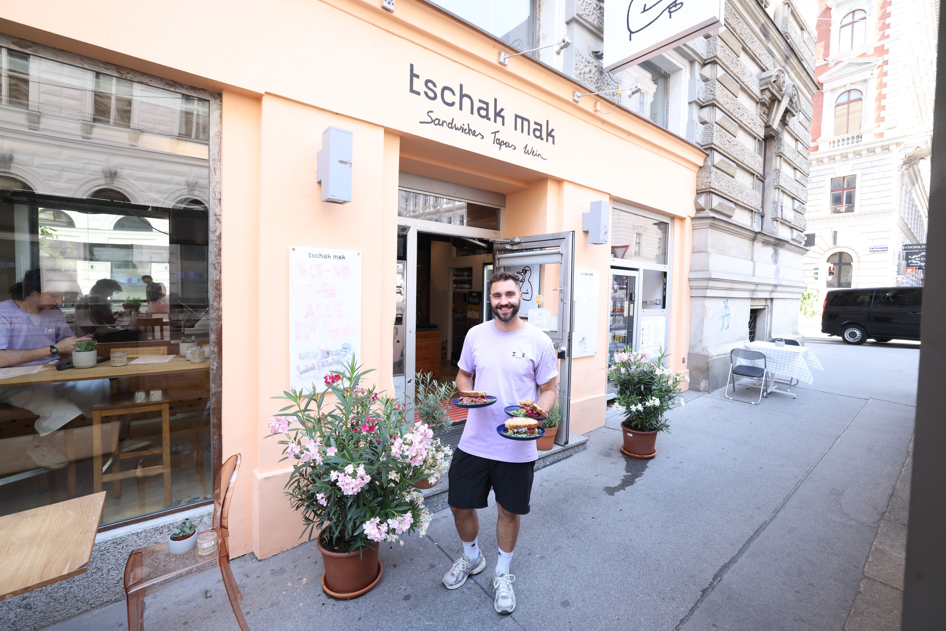 Insgesamt gibt es in der Liechtensteiner Straße 10 sechs Sandwich-Varianten: drei mit Fleisch, drei vegetarisch - plus gute Drinks