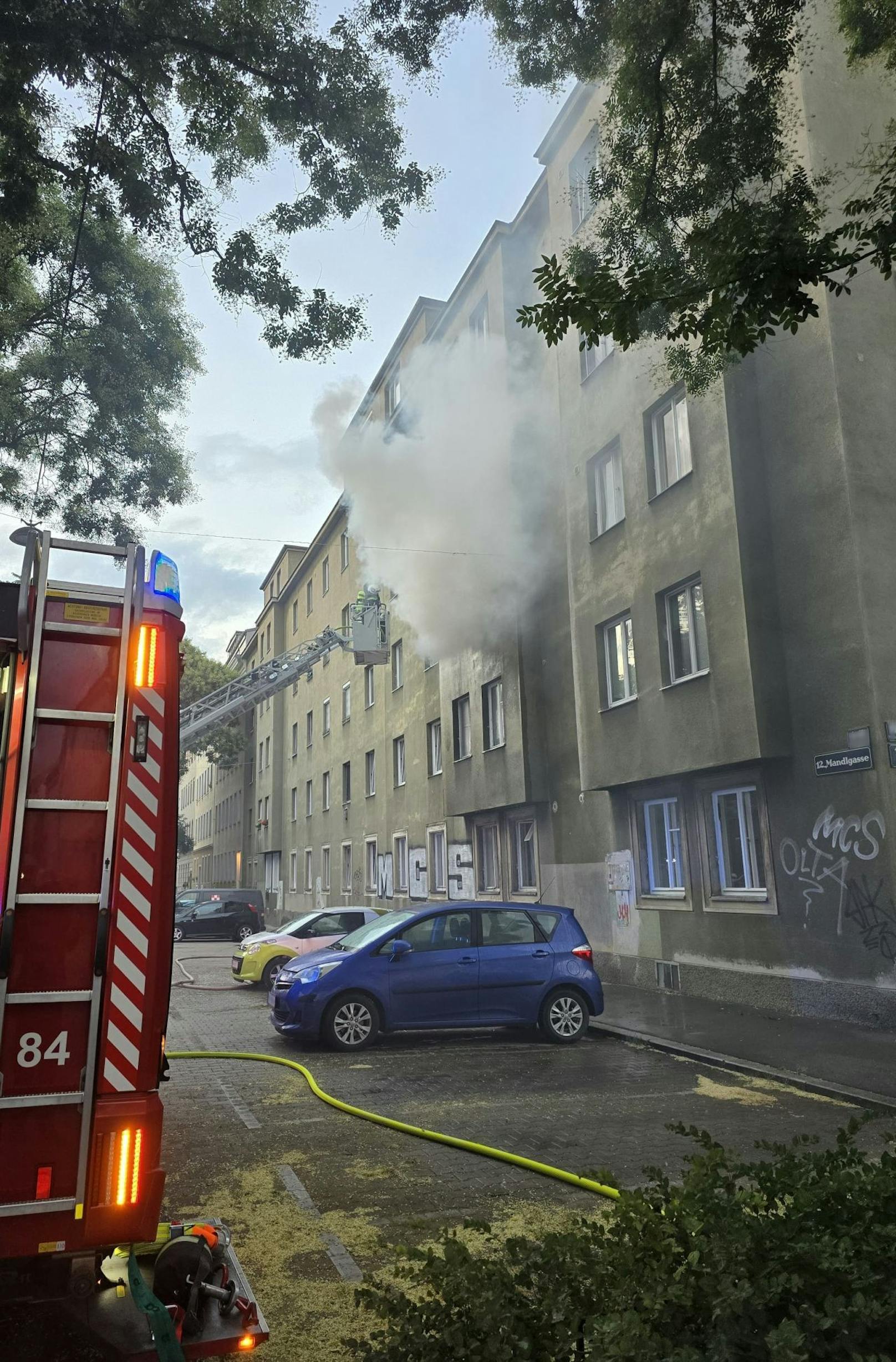 Die Berufsfeuerwehr wurde gegen 20.15 Uhr zu dem Einsatz alarmiert. Beim Eintreffer der Feuerwehrmänner stand die Wohnung bereits in Vollbrand. Die Bewohnerin hat sich allerdings noch rechtzeitig ins Freie retten können.