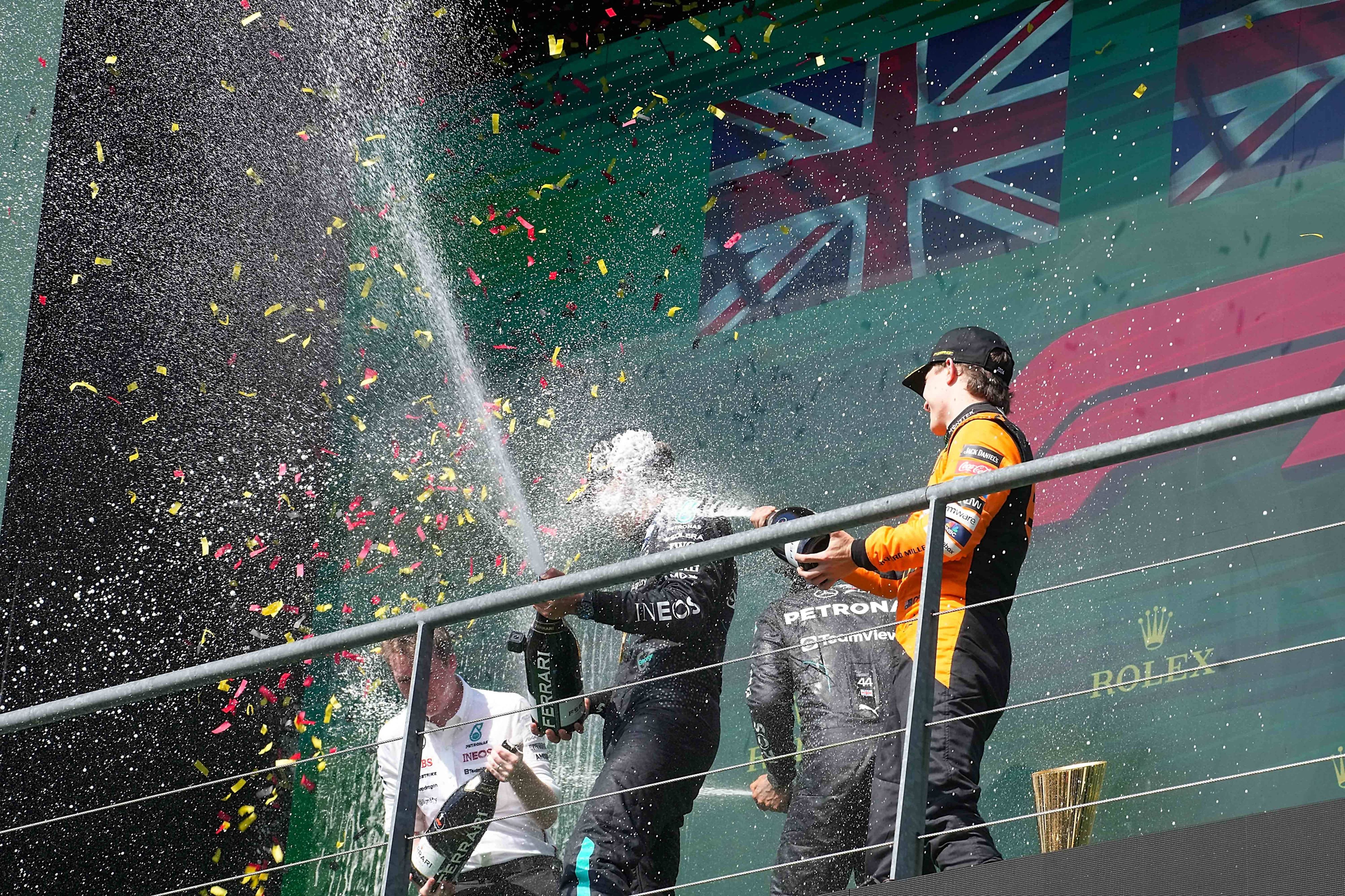 Hier duschte der vermeintliche Spa-Sieger Russell noch im Champagner.