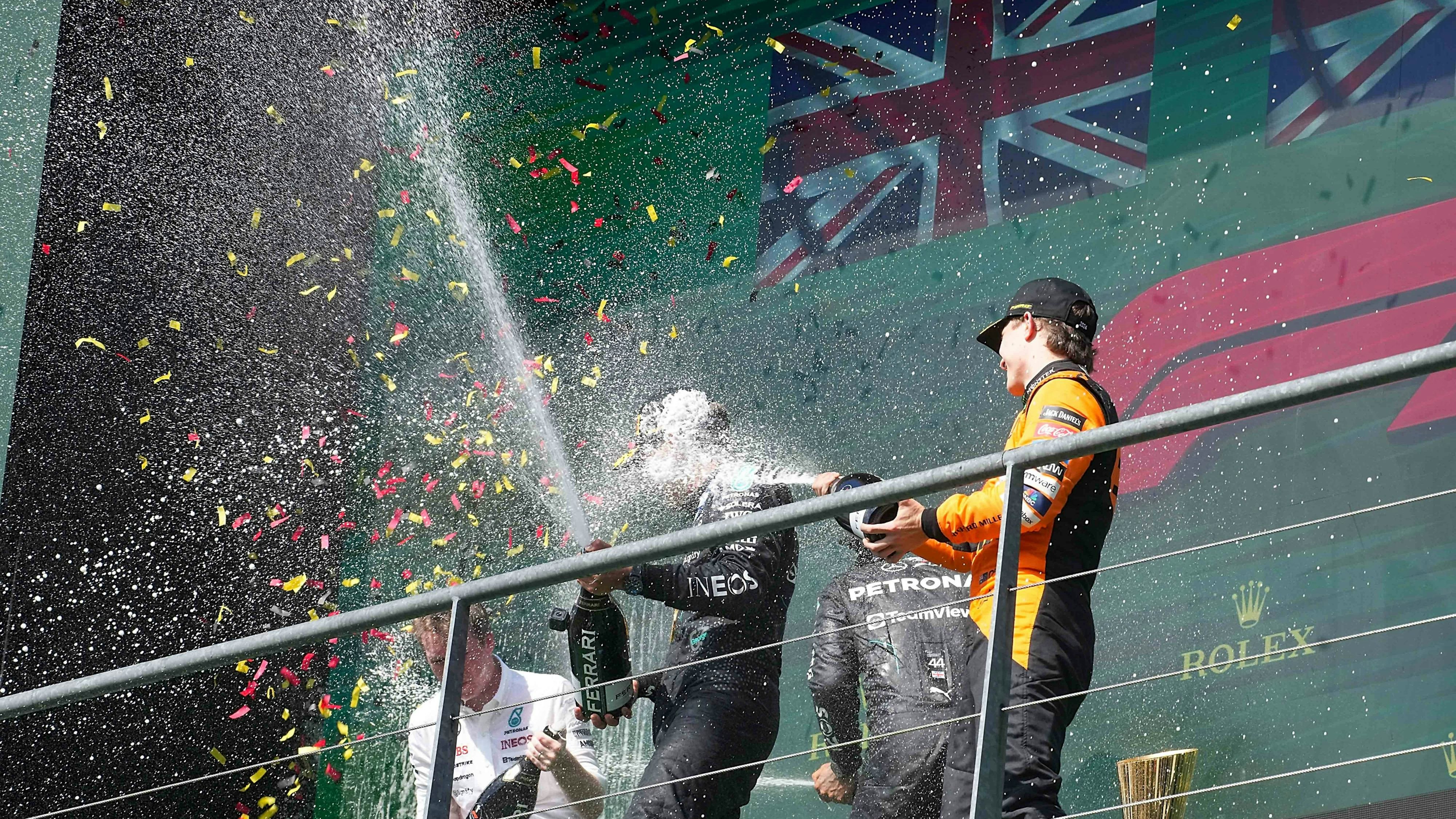 Hier duschte der vermeintliche Spa-Sieger Russell noch im Champagner.