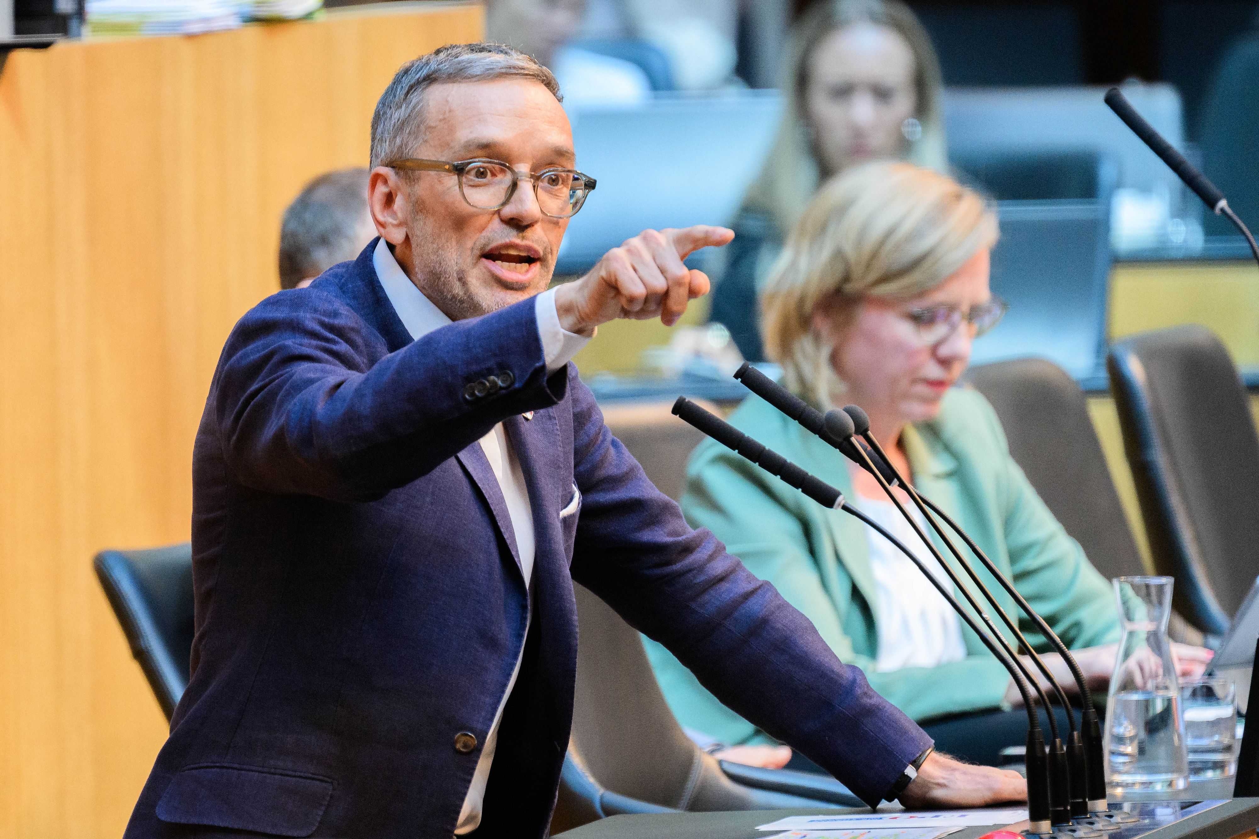 Die SPÖ wirft FPÖ-Chef Kickl vor, Einnahmen oder Vermögen verschwiegen zu haben.