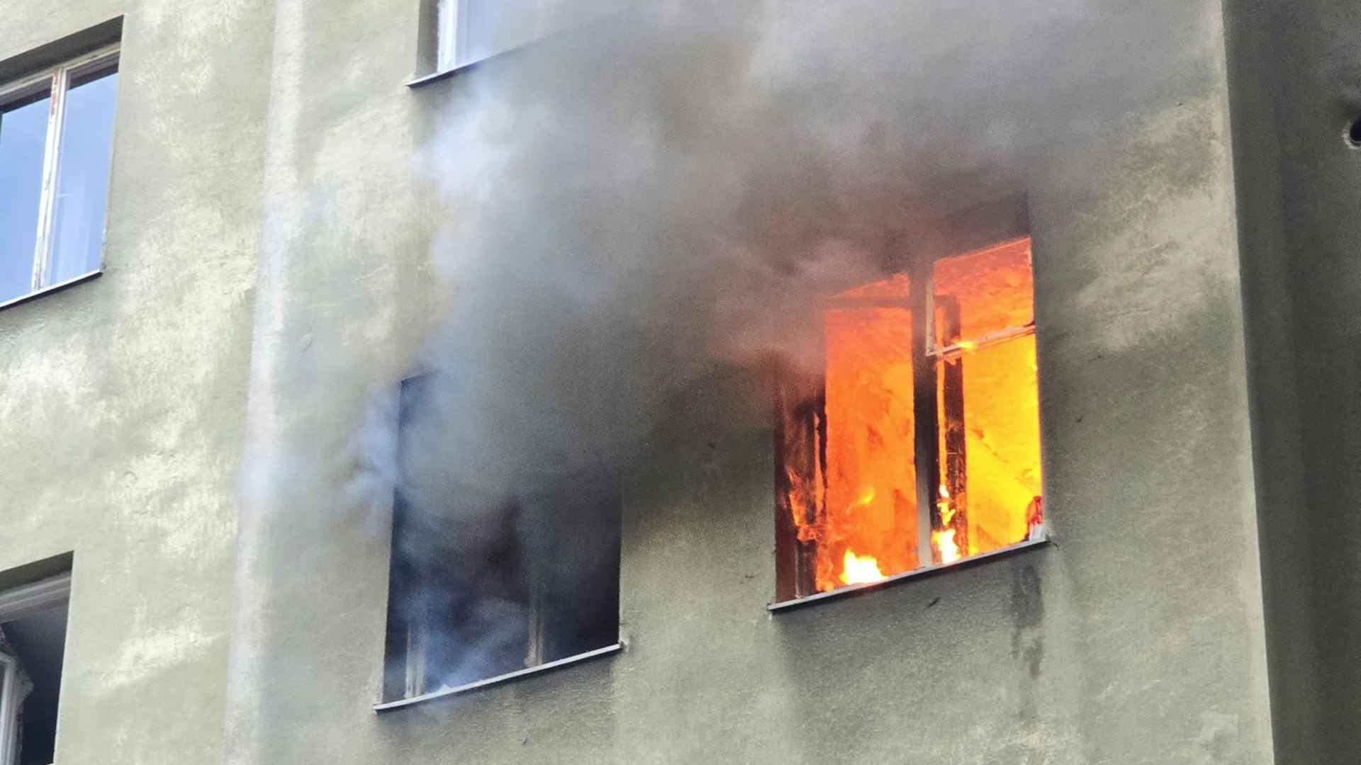 Heute.at - Mieter kratzte an Türe von Feuer-Wohnung – gerettet