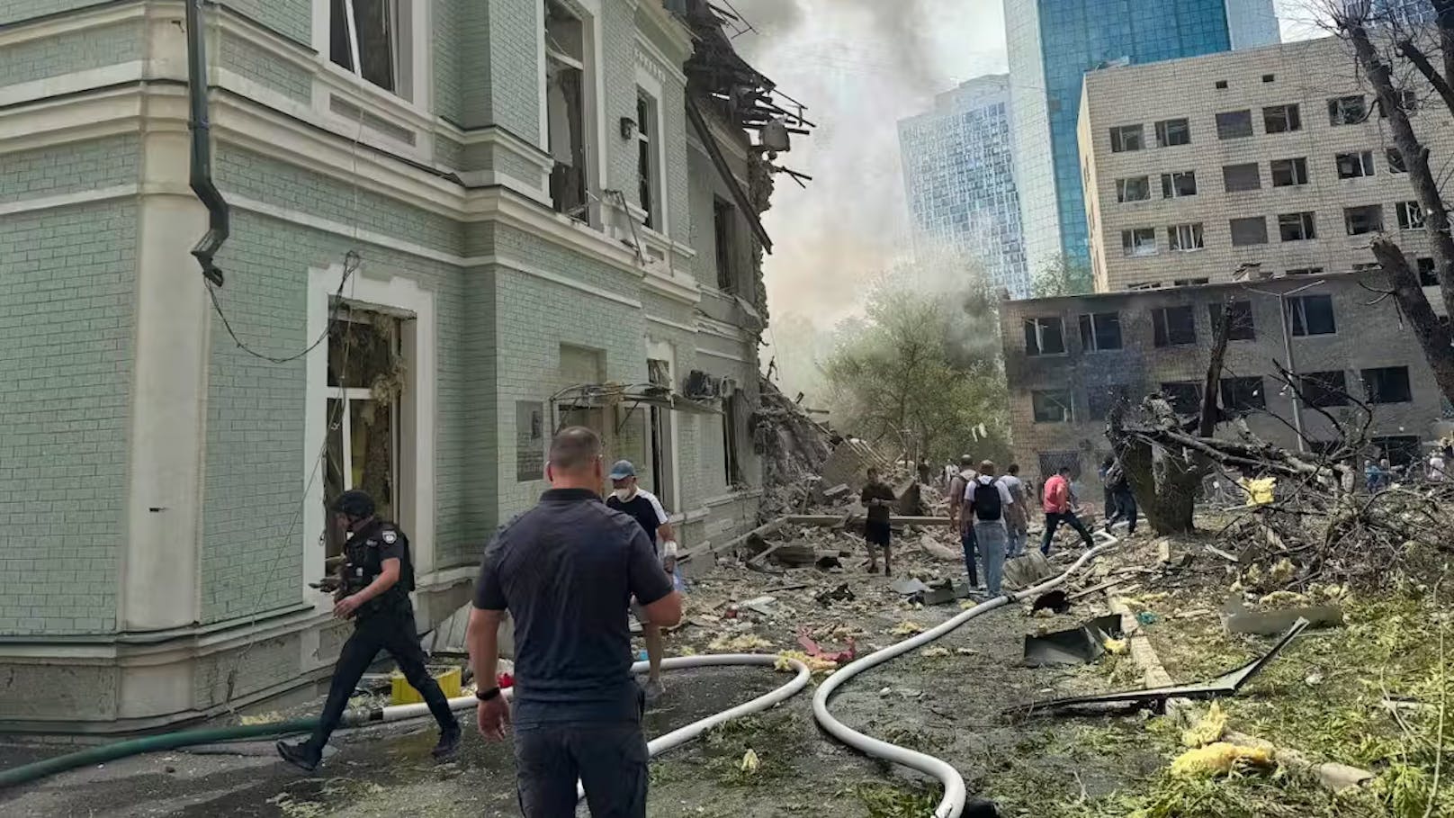 Einsatzkräfte am Ort der Zerstörung.