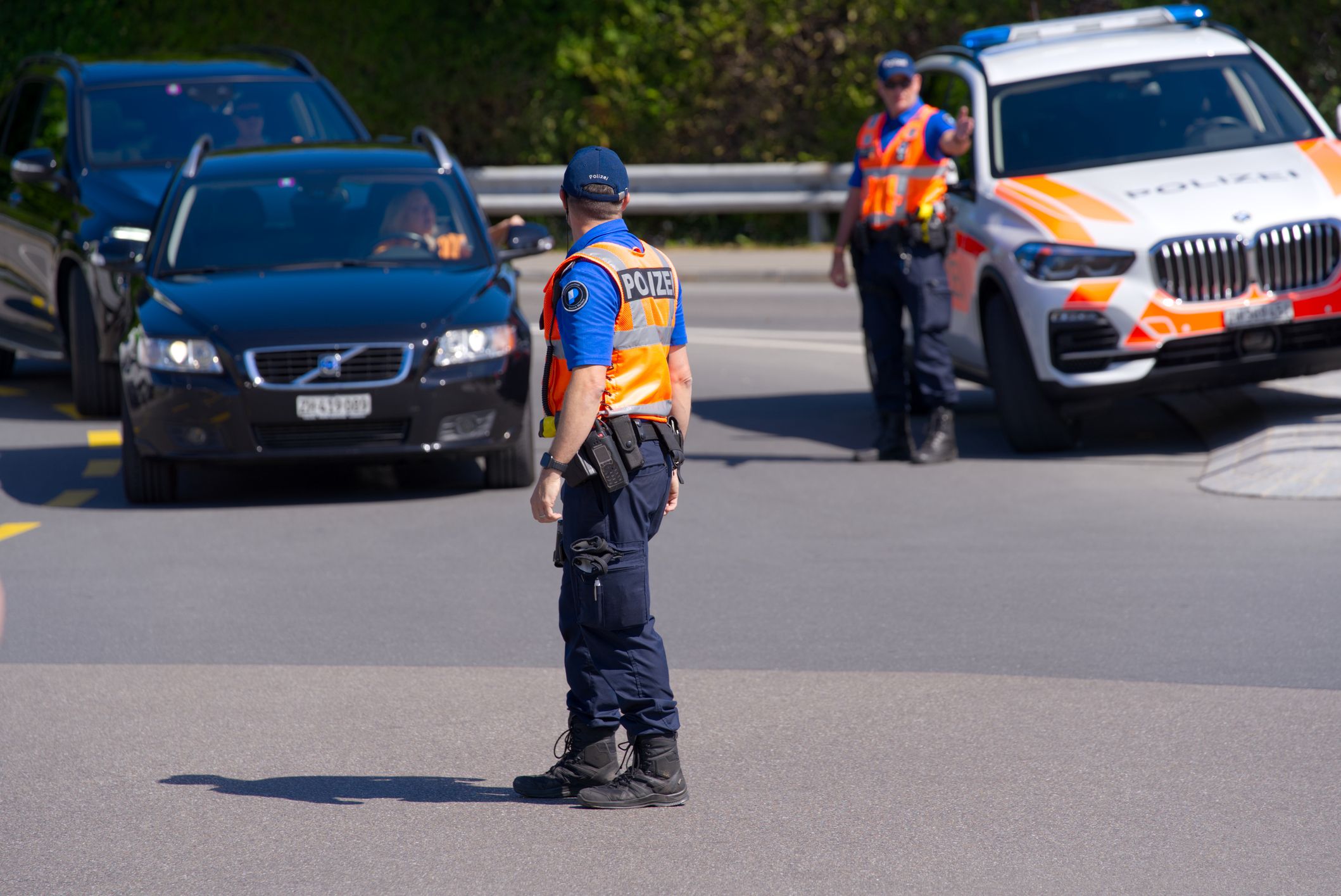 Ein Einsatzwagen der Kantonspolizei Zürich war auf der Autobahn A3 unterwegs und musste plötzlich abbremsen.