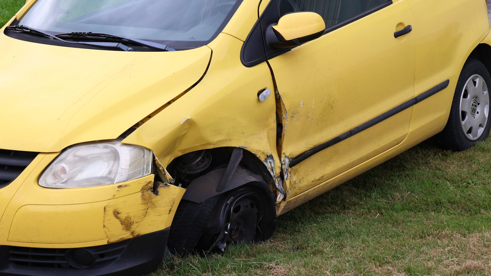 In Steinerkirchen an der Traun (Bezirk Wels-Land) kollidierten Sonntagfrüh zwei Fahrzeuge – ein Opel und ein VW – auf einer Straße in der Ortschaft Stockham.